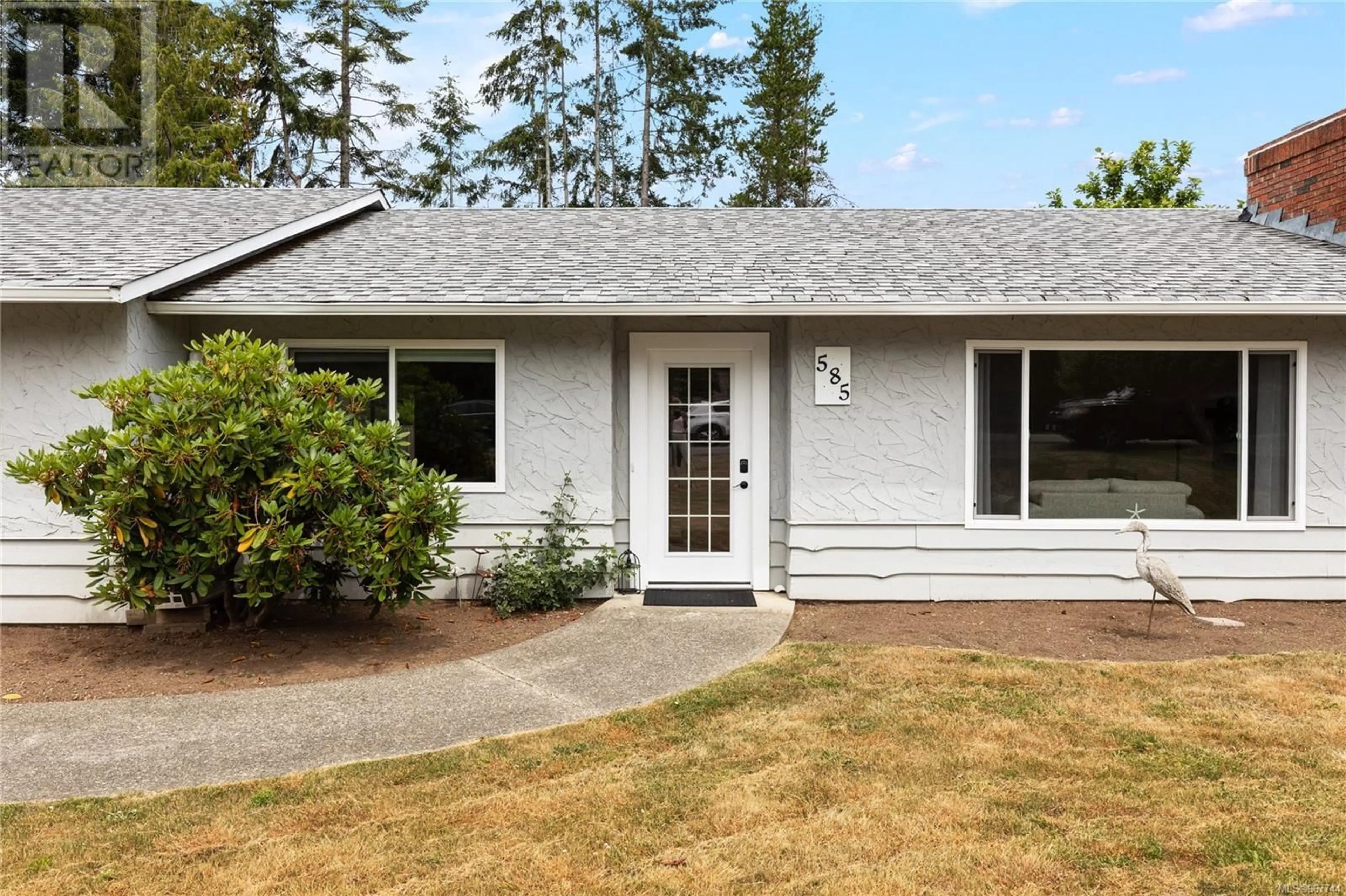 Frontside or backside of a home for 585 Tamarack Dr, Qualicum Beach British Columbia V9K1A7