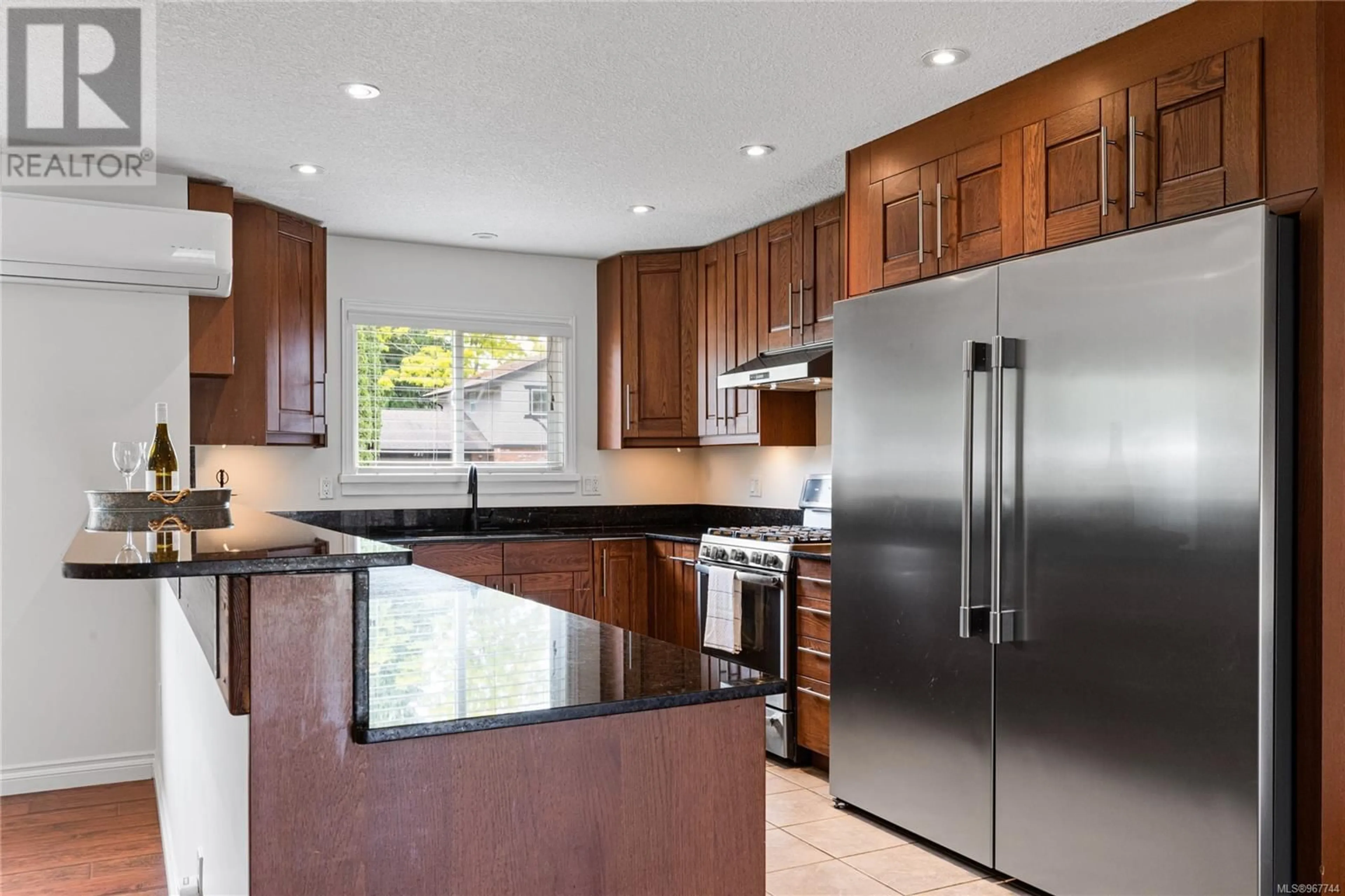 Contemporary kitchen for 585 Tamarack Dr, Qualicum Beach British Columbia V9K1A7