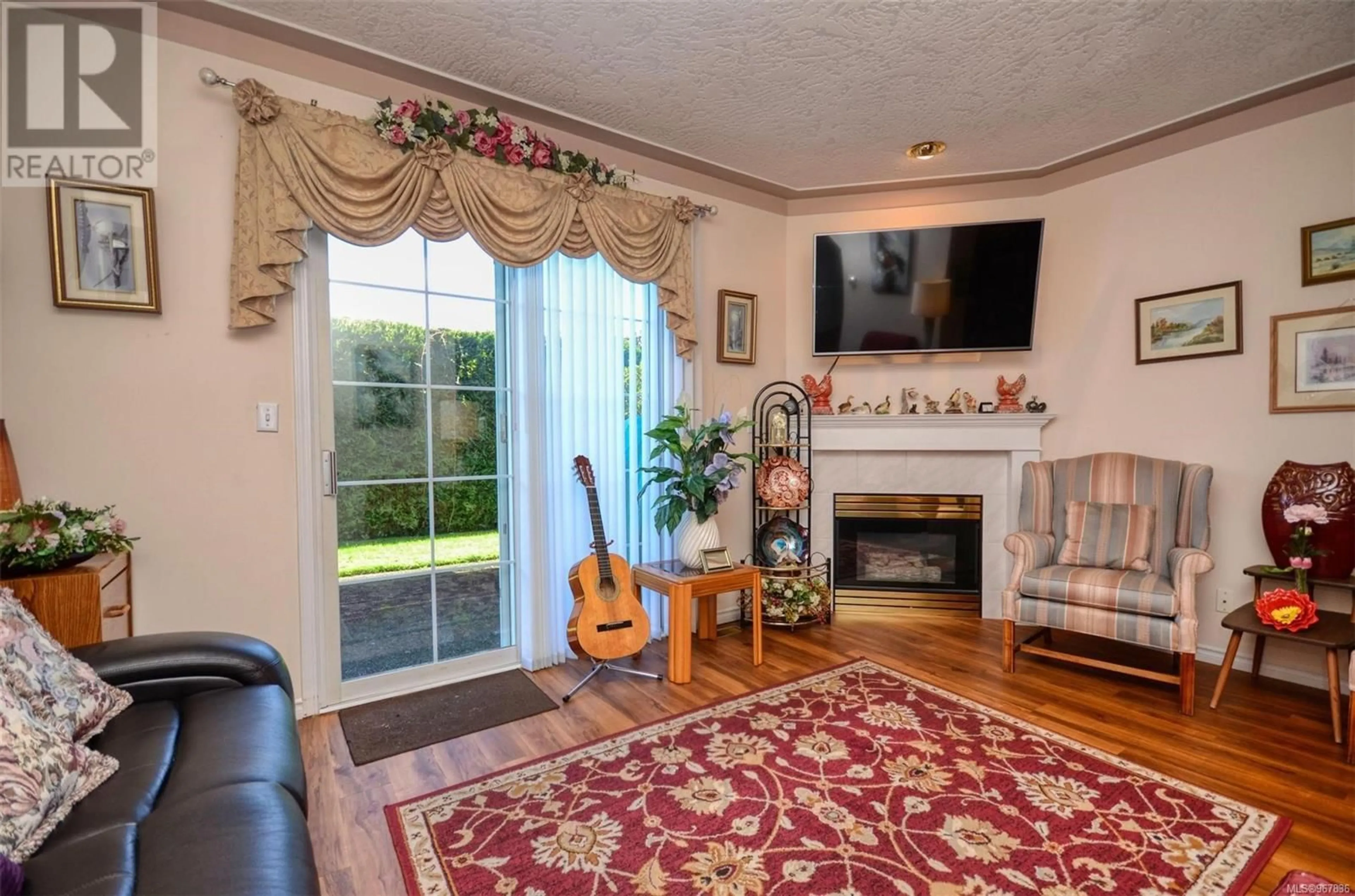 Living room for 3 2115 Amelia Ave, Sidney British Columbia V8L3Z8