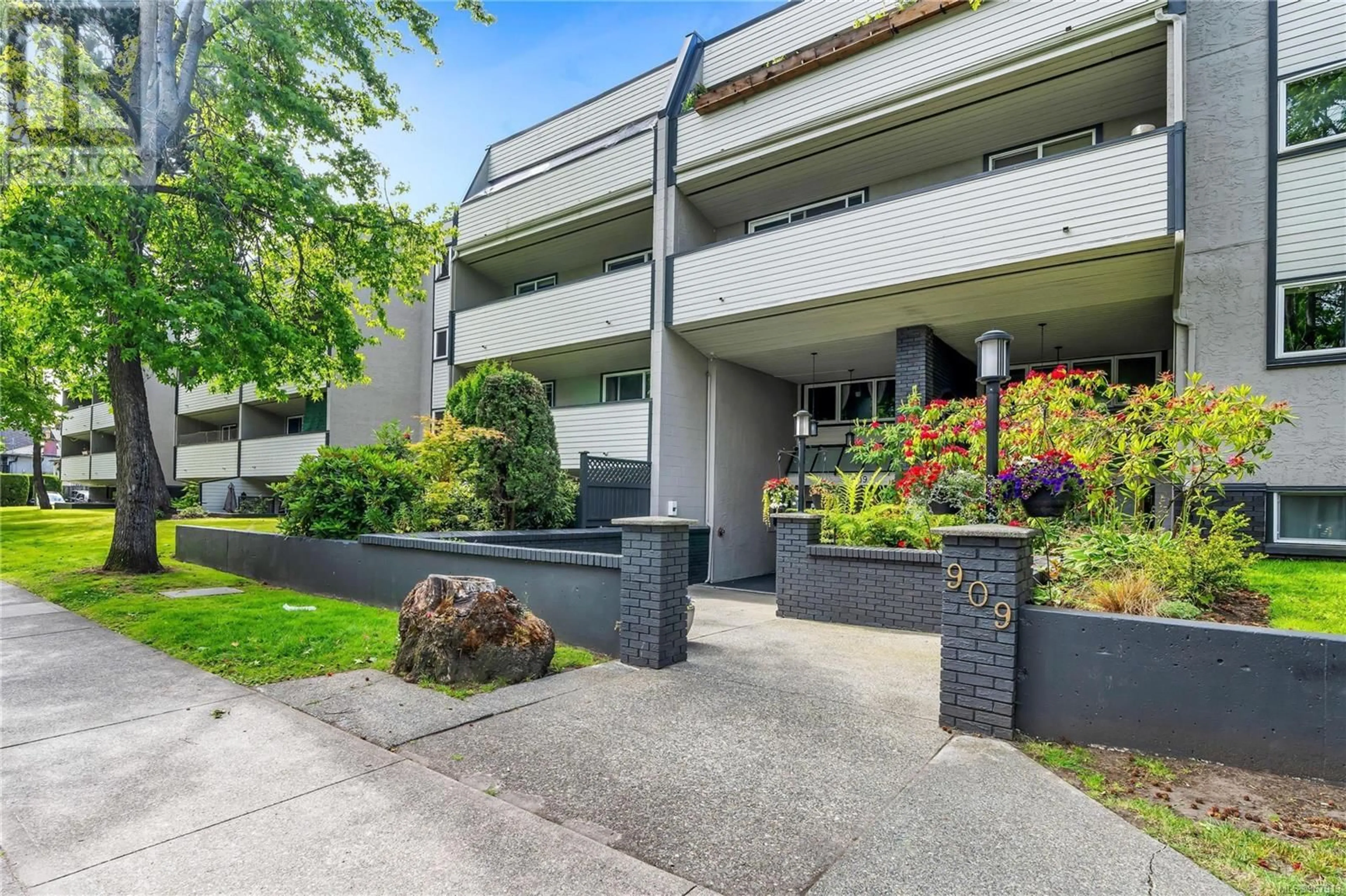 A pic from exterior of the house or condo for 103 909 Pembroke St, Victoria British Columbia V8T4Z5