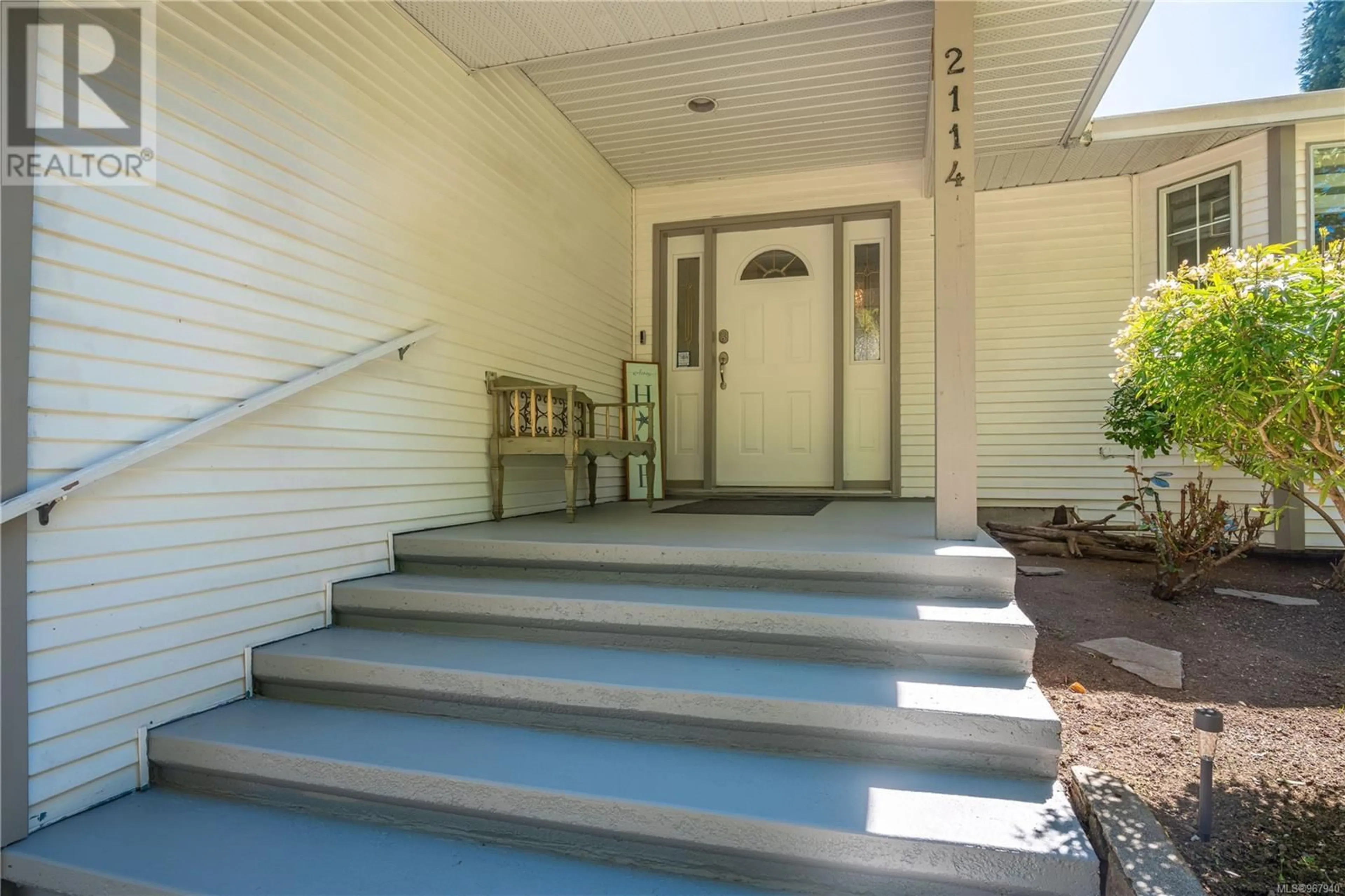 Indoor foyer for 2114 Trident Pl, North Saanich British Columbia V8L5J4