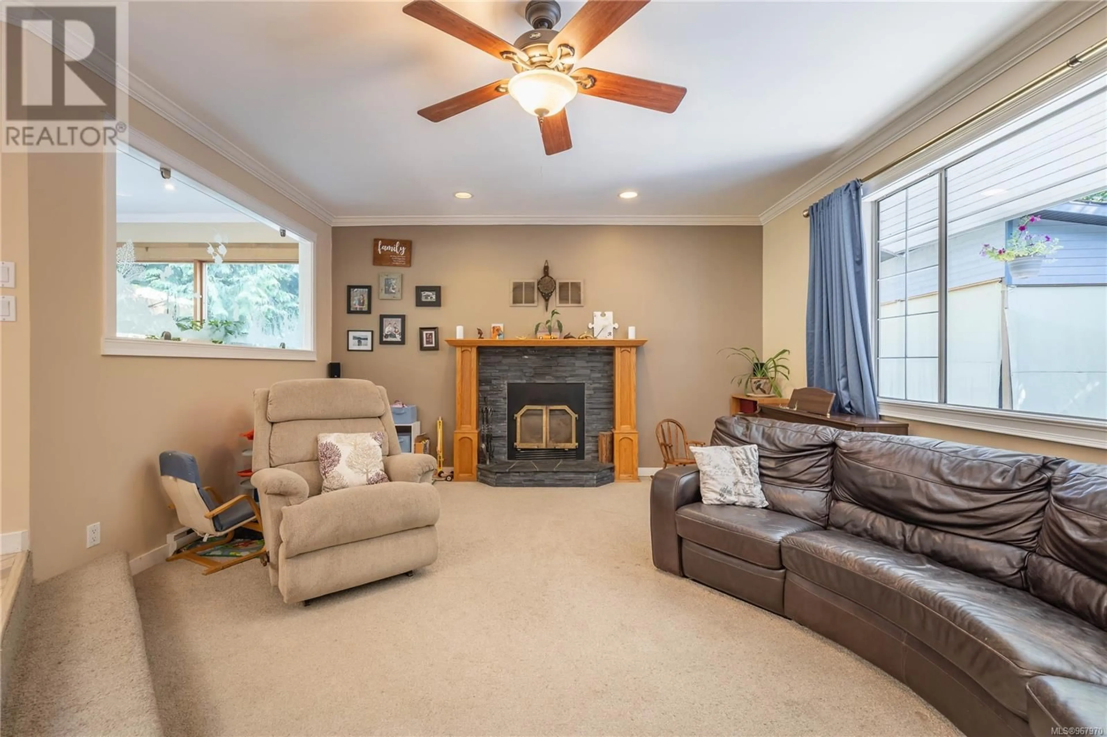 Living room, carpet floors for 106 Broadwell Rd, Salt Spring British Columbia V8K1H3