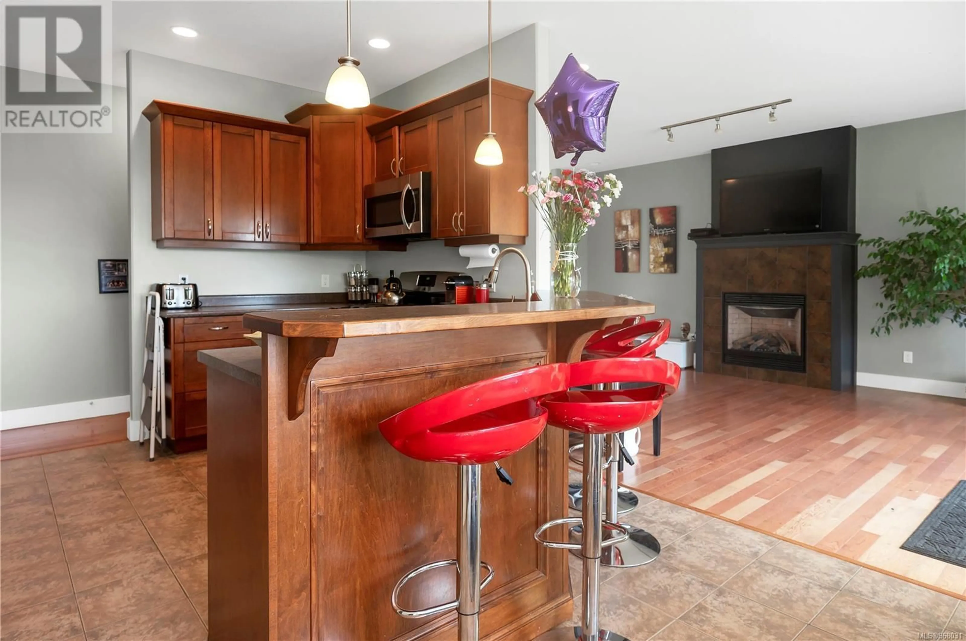 Open concept kitchen for 3668 Vermont Pl, Campbell River British Columbia V9H1V3