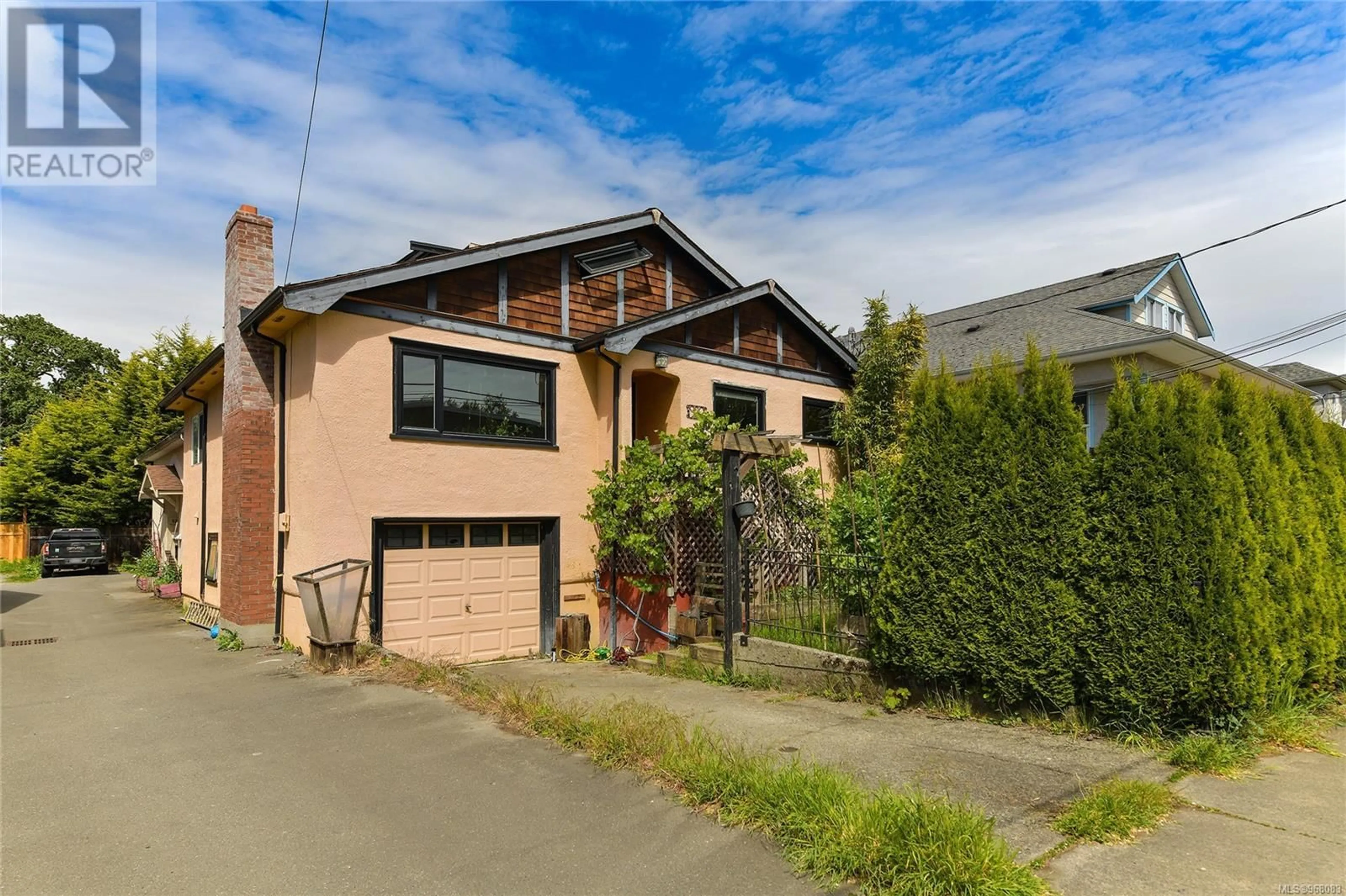 Frontside or backside of a home for 920 QUEENS Ave, Victoria British Columbia V8T1M6