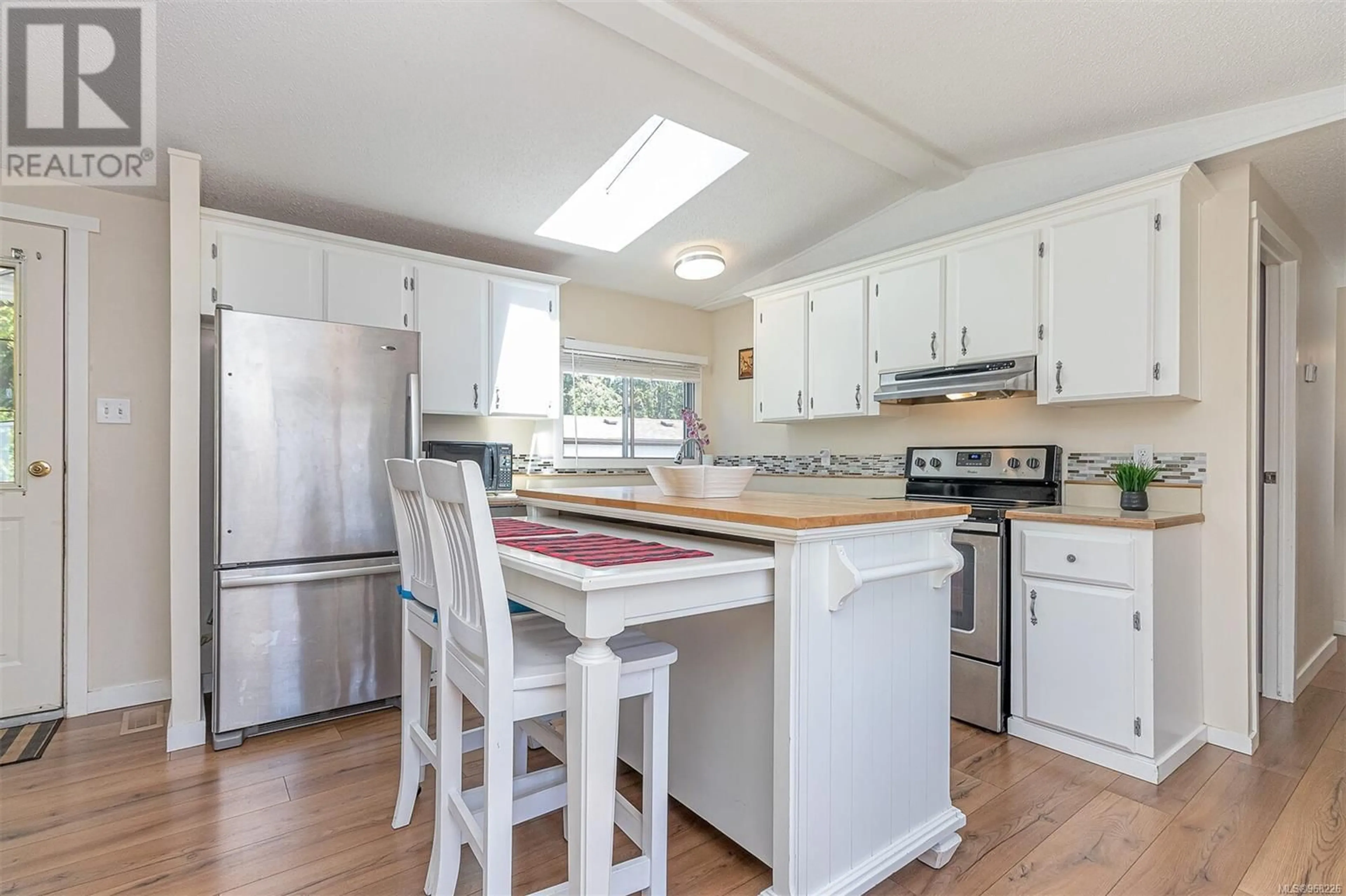 Standard kitchen for 643 Alderwood Dr, Ladysmith British Columbia V9G1R5