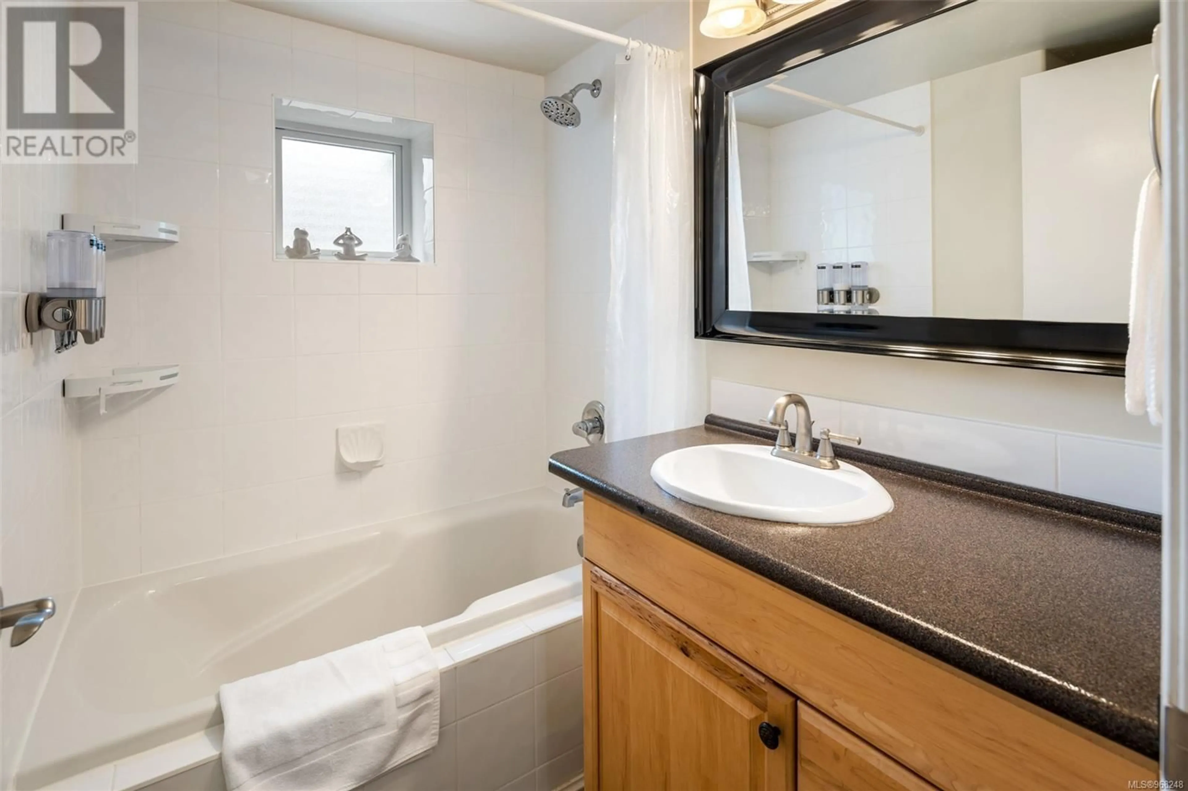 Bathroom for 1870 Kings Rd, Saanich British Columbia V8R2P3