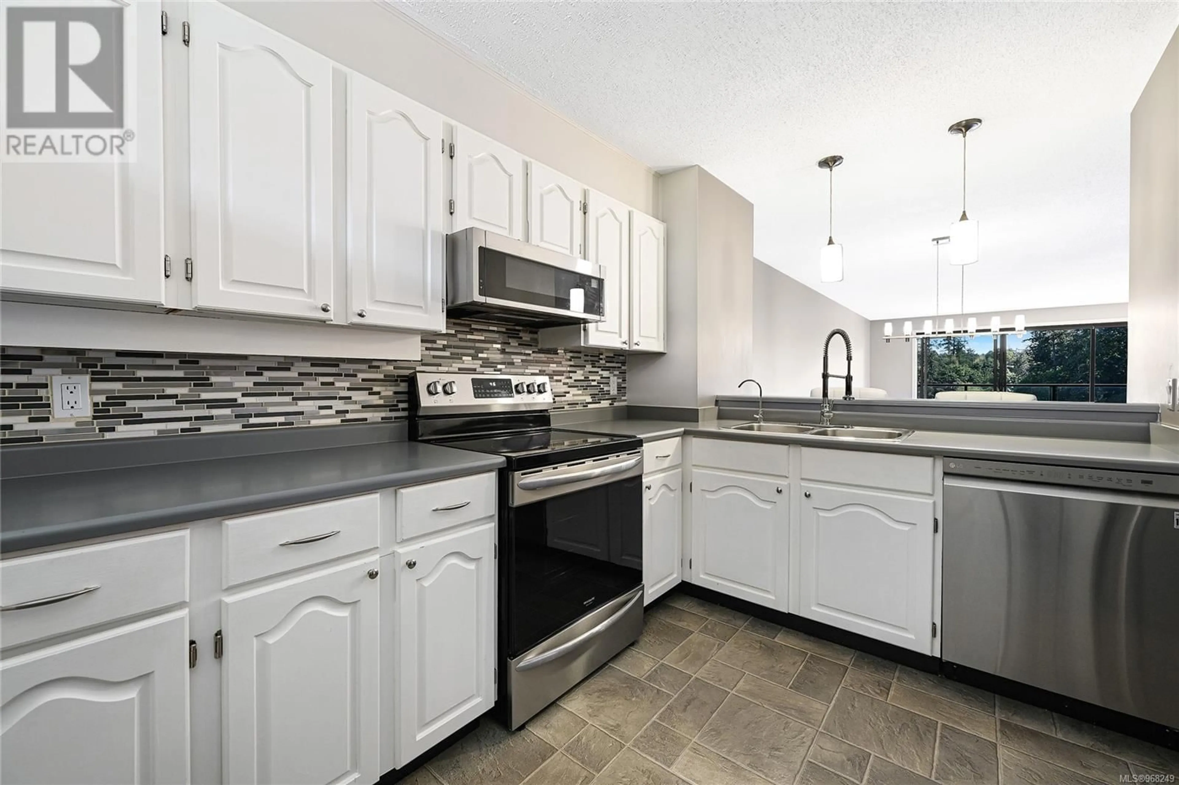 Standard kitchen for 304 485 Island Hwy, View Royal British Columbia V9B5H7