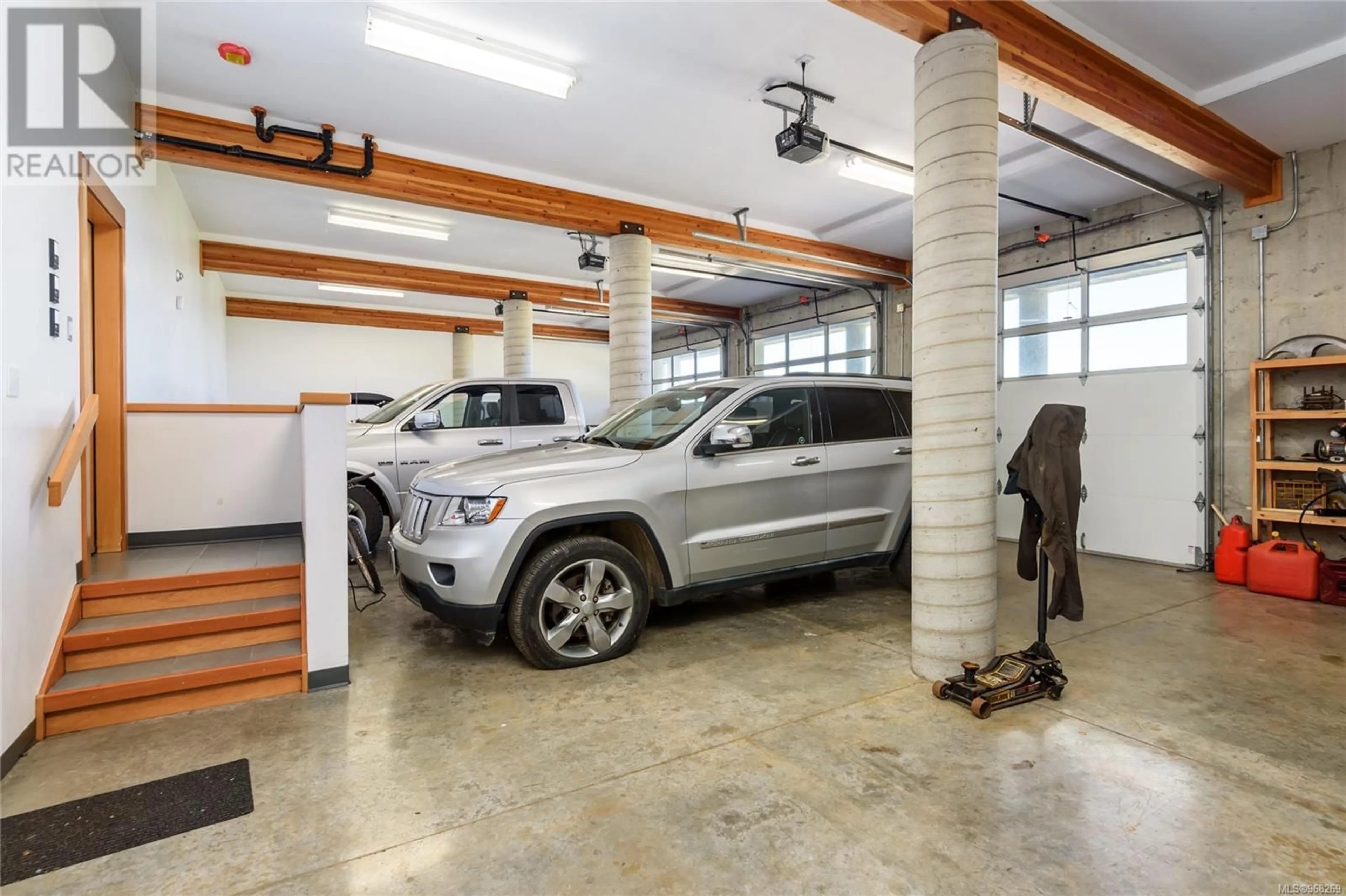 Indoor garage for 7939 LENWOOD ROAD, Merville British Columbia V0R2M0