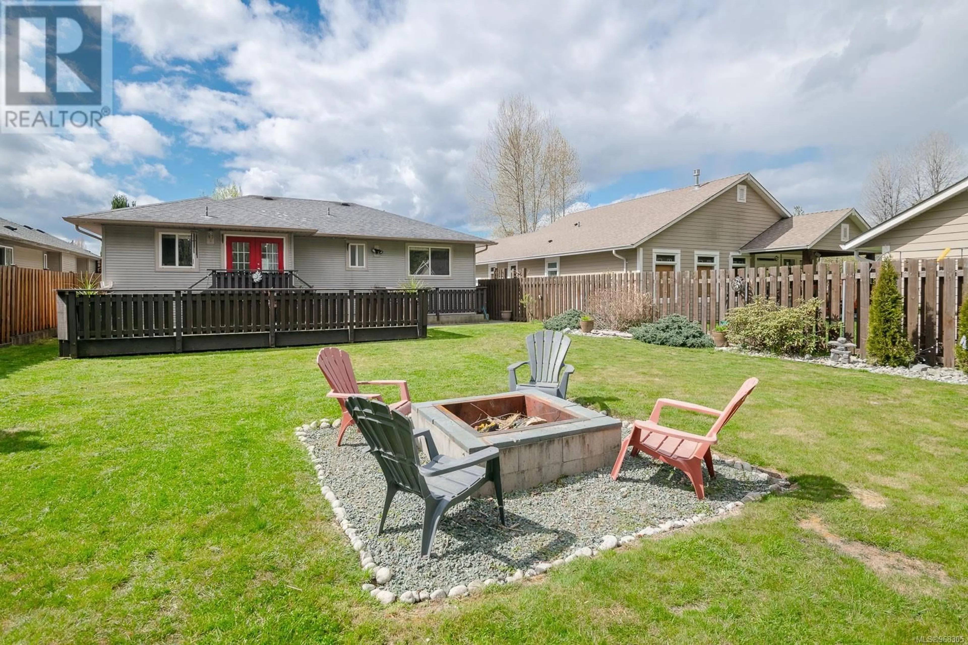 Patio for 5527 Woodland Cres E, Port Alberni British Columbia V9Y8E6