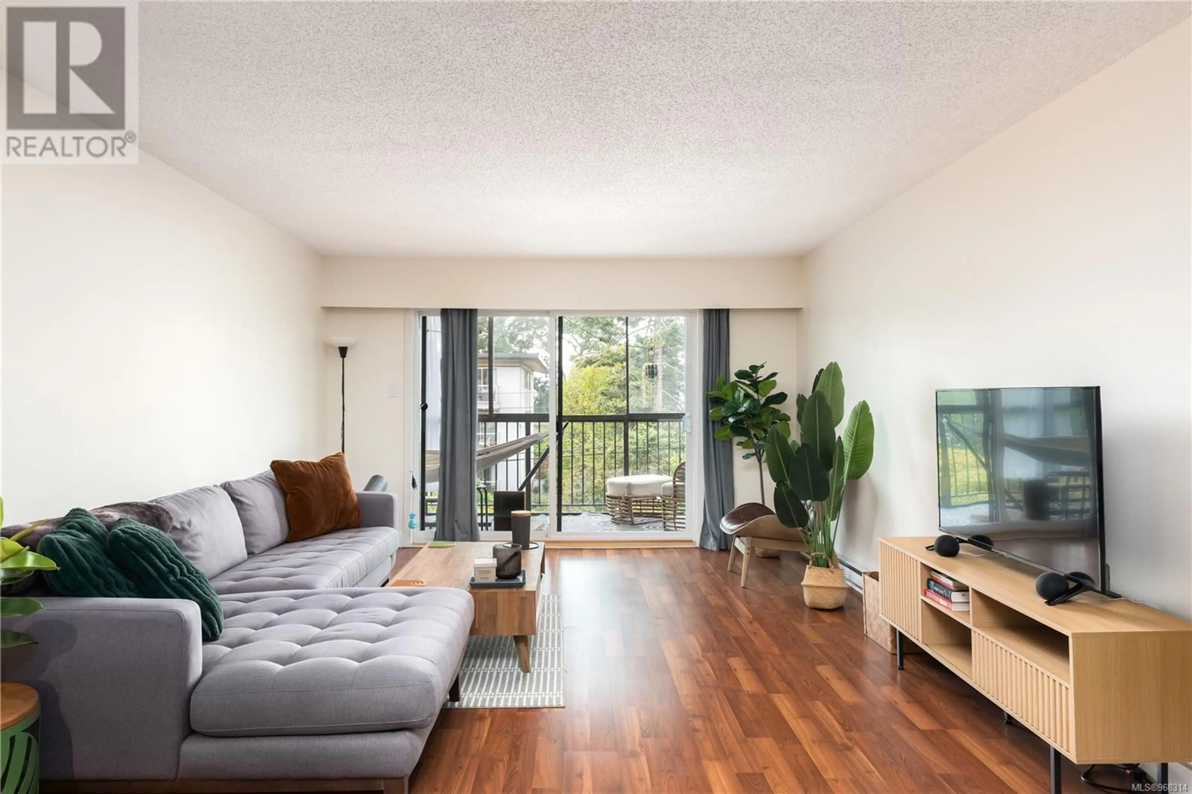 Living room for 305 1039 Linden Ave, Victoria British Columbia V8V4H3