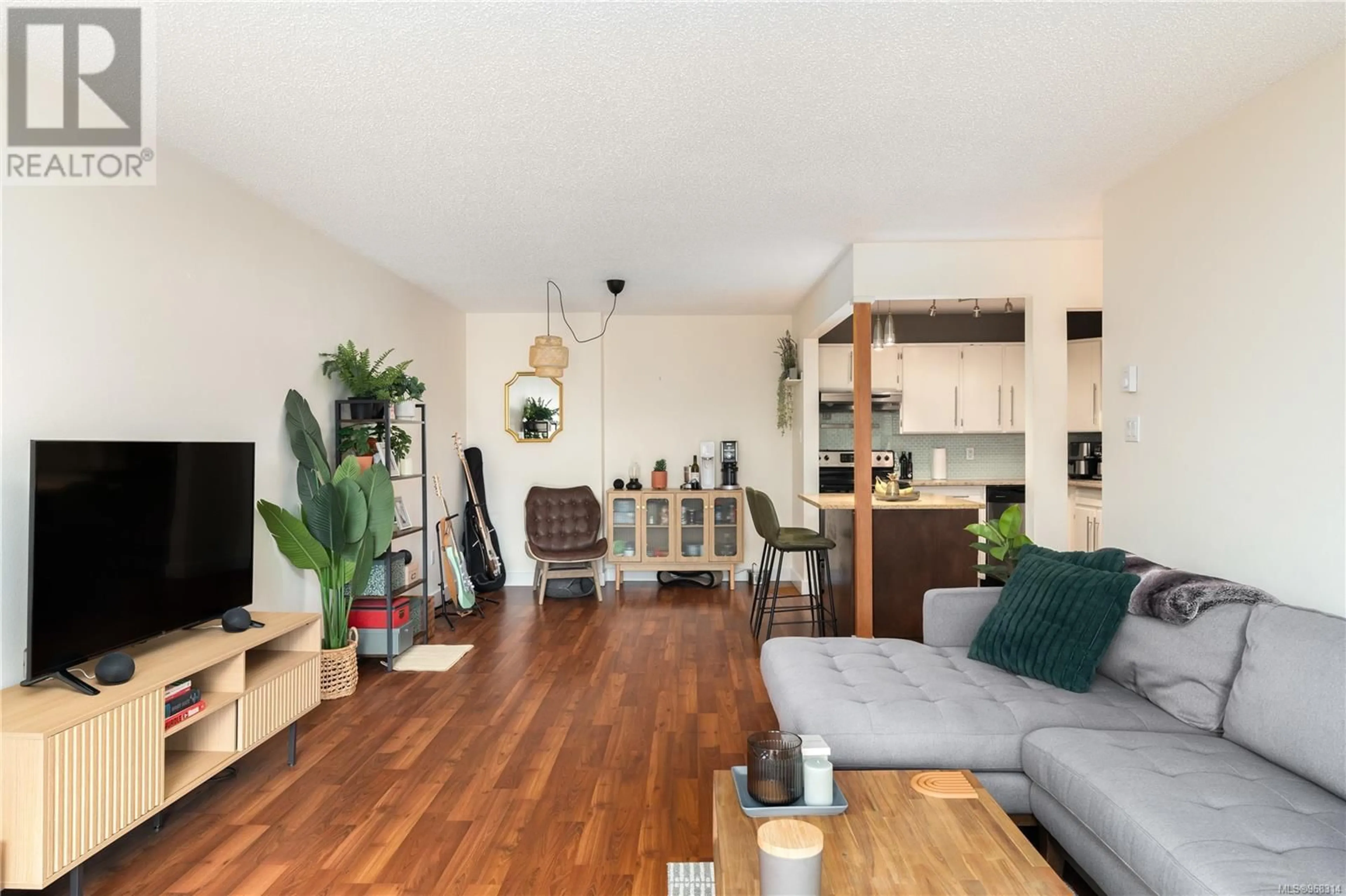 Living room for 305 1039 Linden Ave, Victoria British Columbia V8V4H3