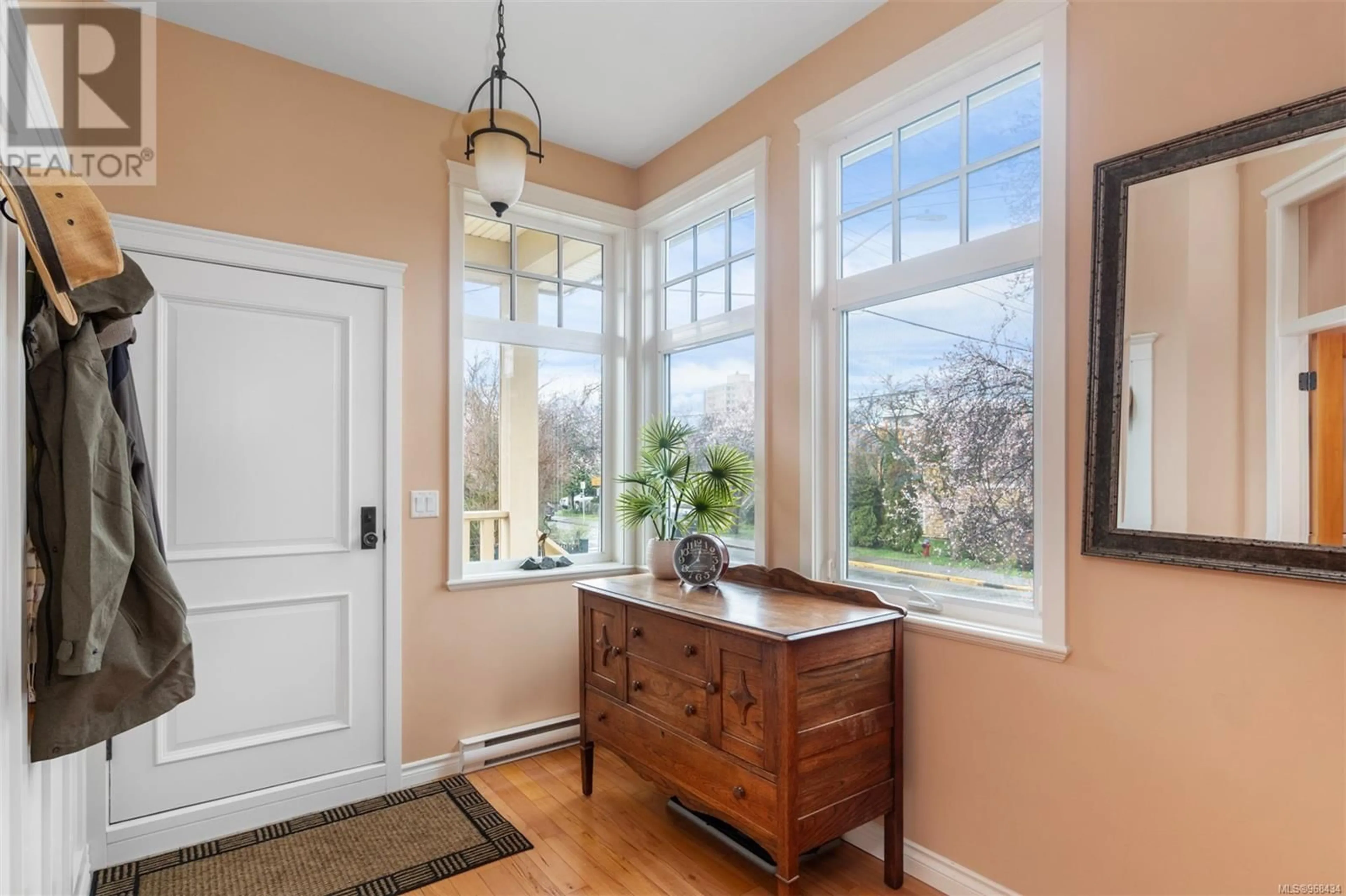 Indoor entryway for 4 247 Government St, Victoria British Columbia V8V2L1