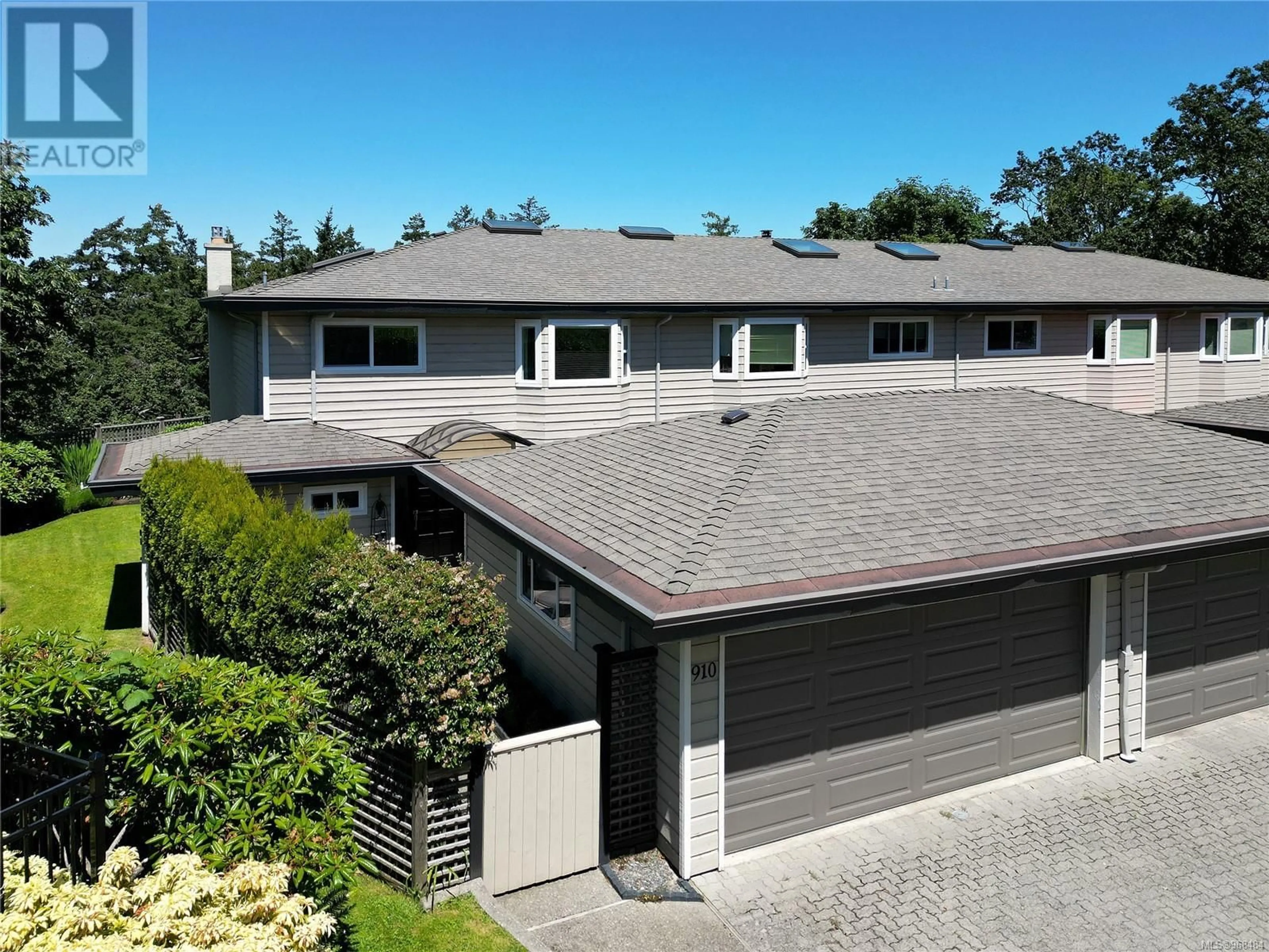 Frontside or backside of a home for 910 2829 Arbutus Rd, Saanich British Columbia V8N5X5