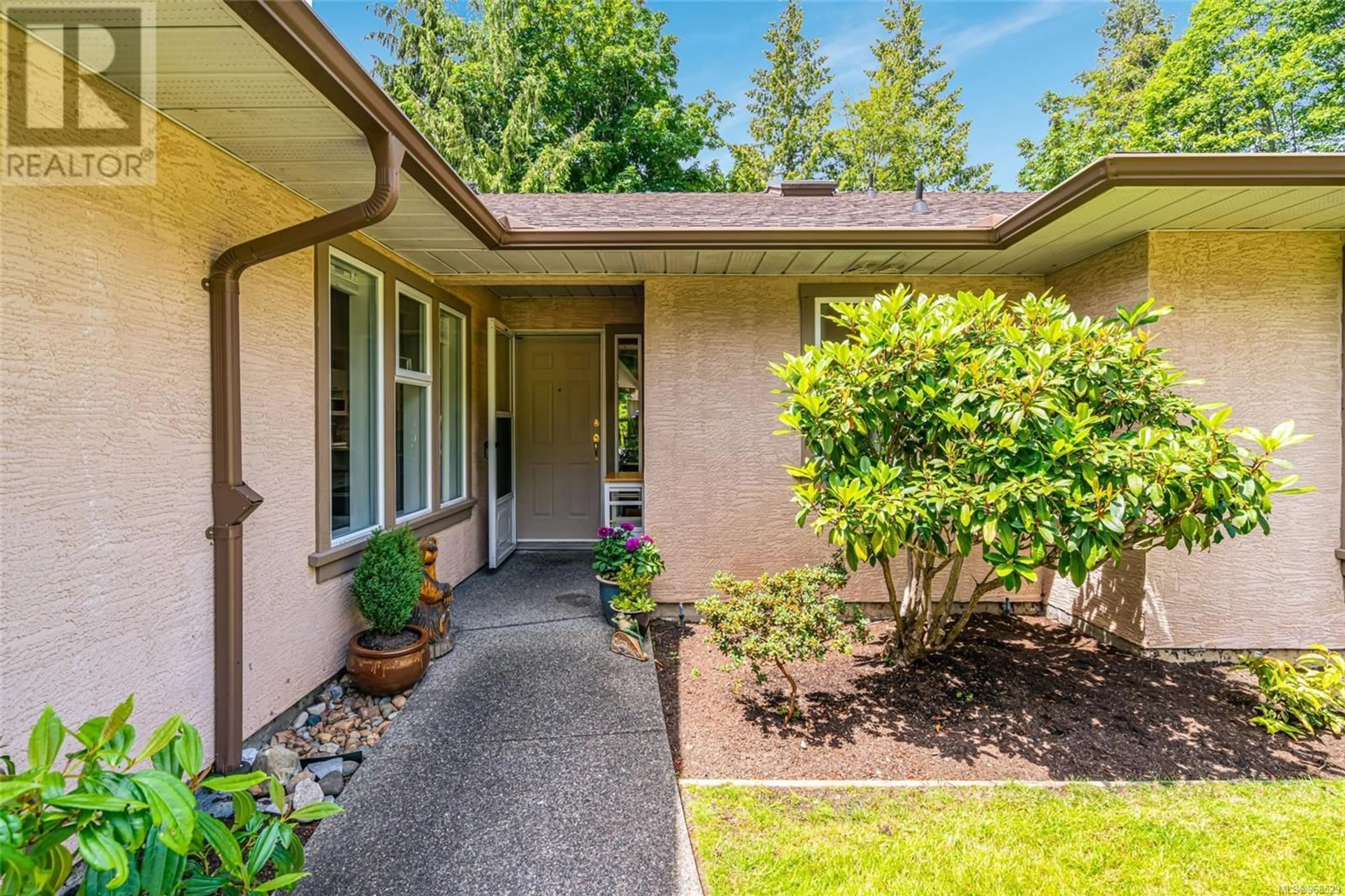 Frontside or backside of a home for 20 810 Chestnut St, Qualicum Beach British Columbia V9K2M6