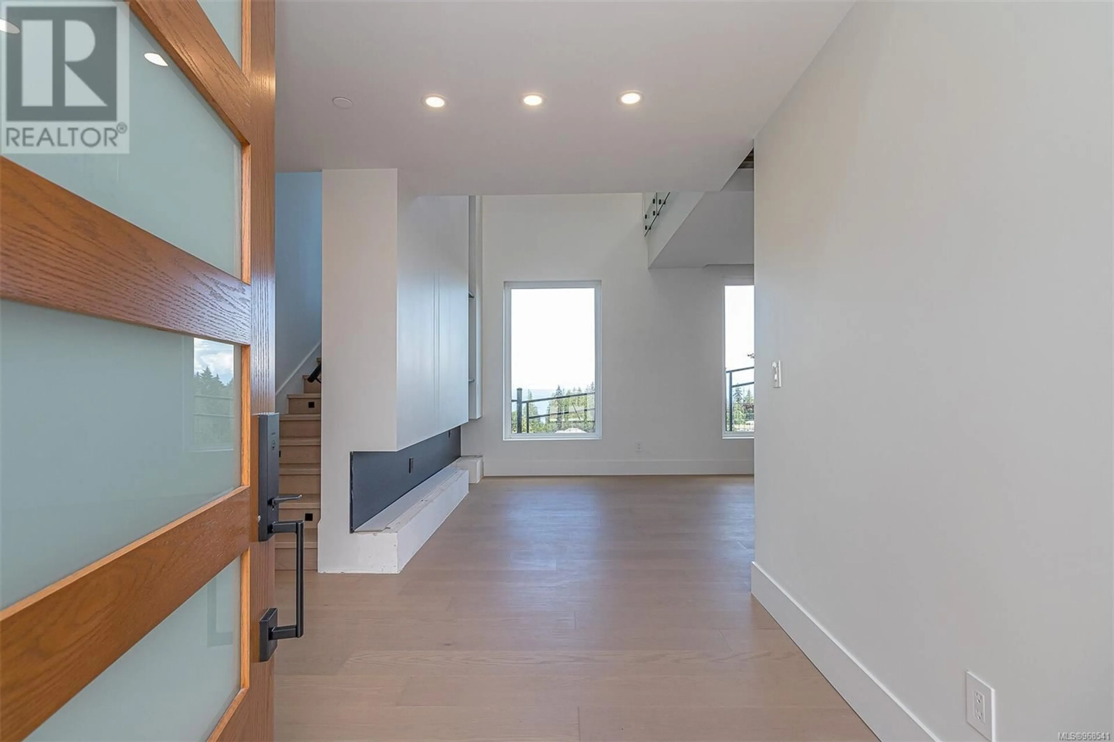 Indoor foyer, cement floor for 5707 Vanderneuk Rd, Nanaimo British Columbia V9T5H3