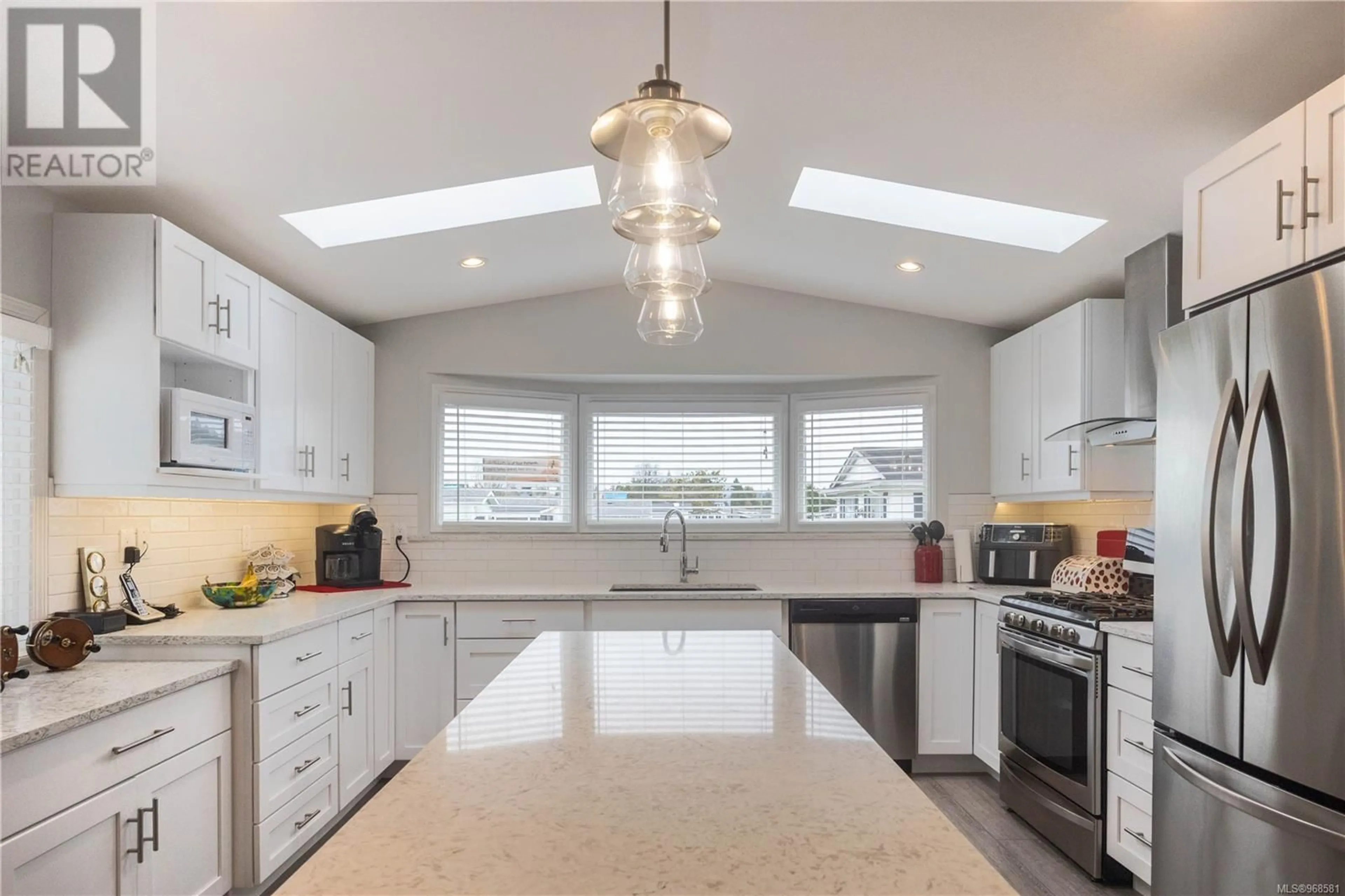 Contemporary kitchen for 109 7701 Central Saanich Rd, Central Saanich British Columbia V8M1X5