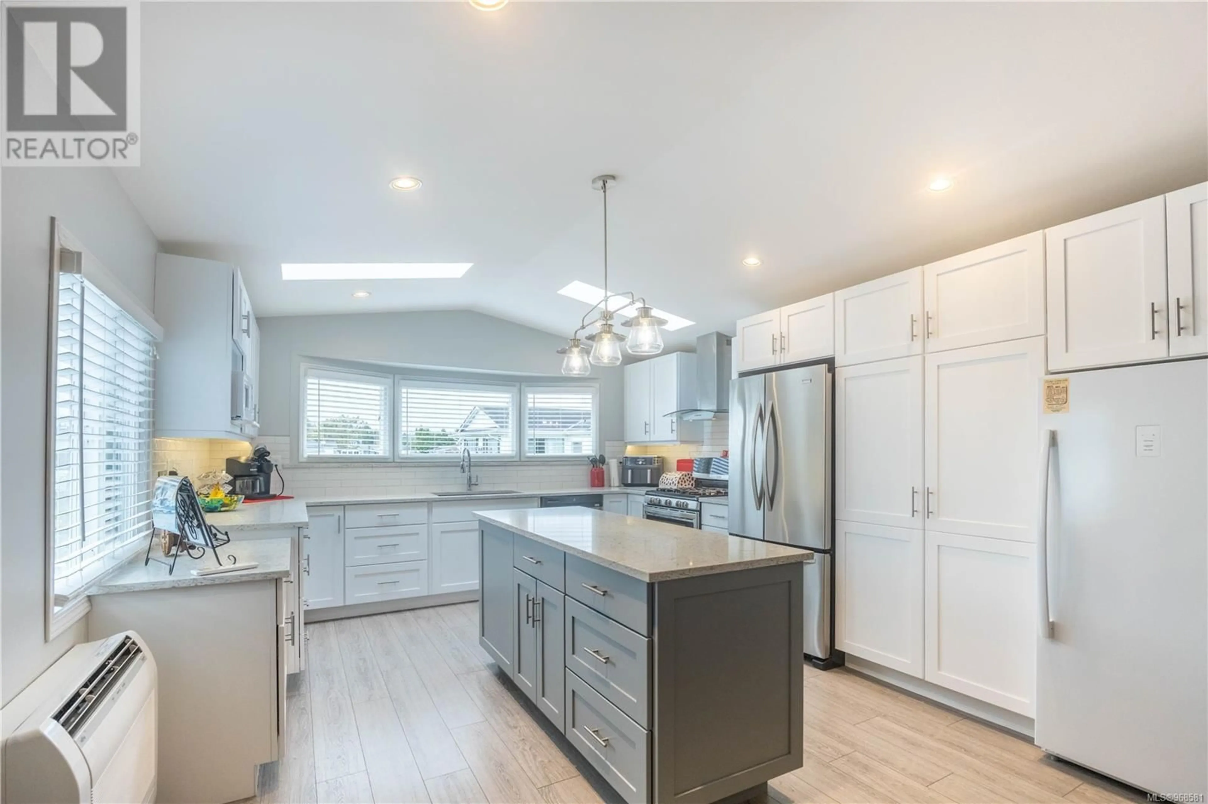 Contemporary kitchen for 109 7701 Central Saanich Rd, Central Saanich British Columbia V8M1X5