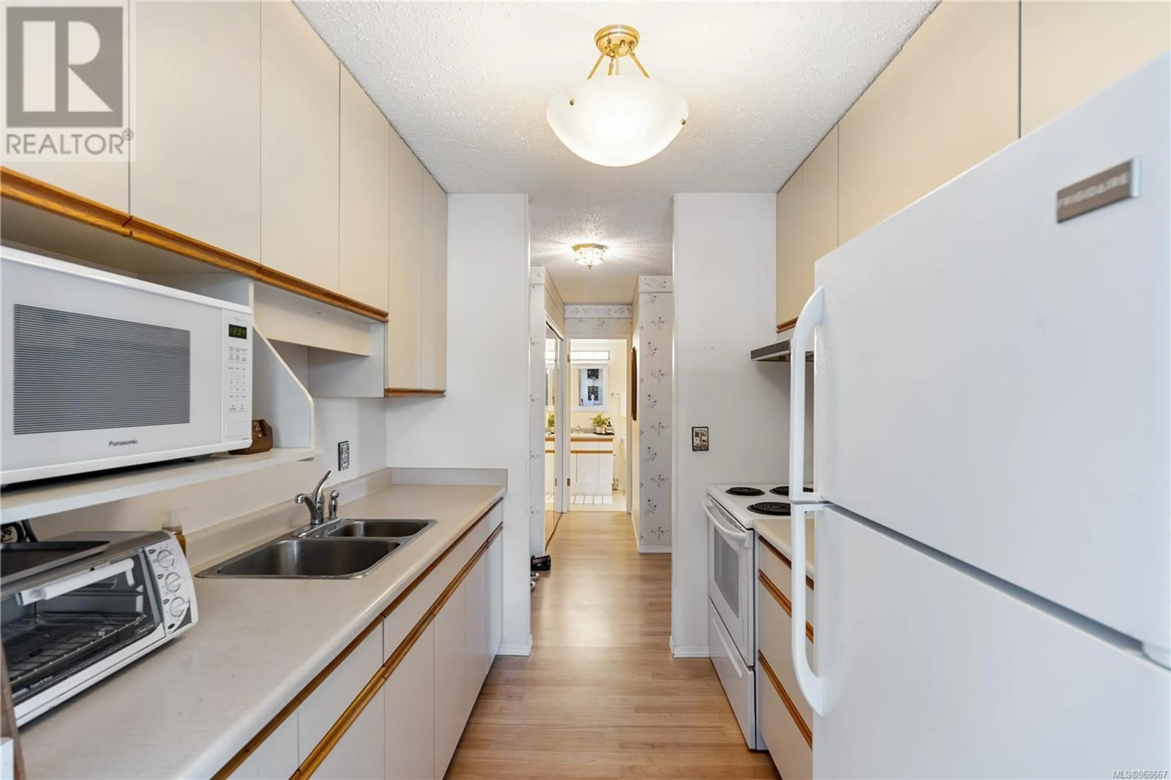 Standard kitchen for 406 1041 Rockland Ave, Victoria British Columbia V8V3H6