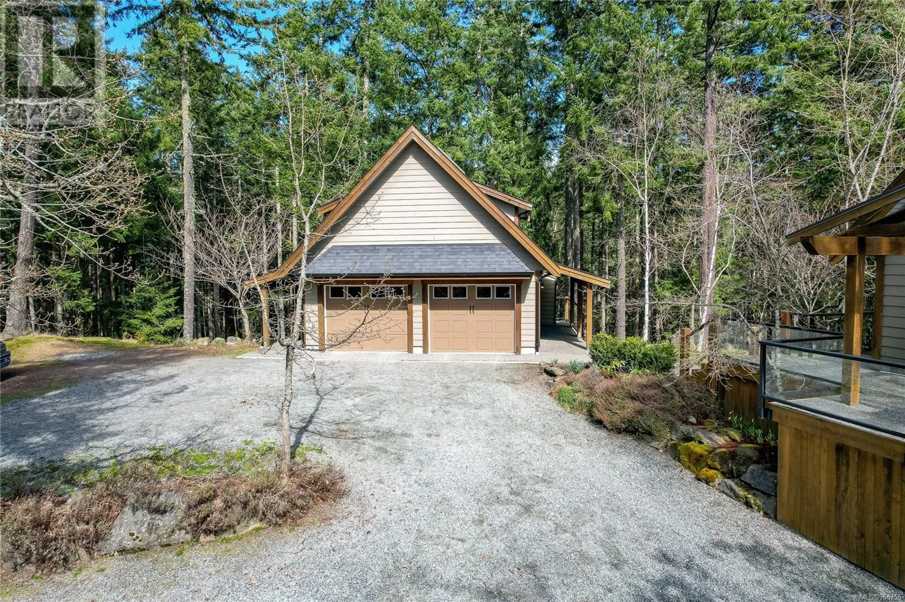 Indoor garage for 266 Canvasback Pl, Salt Spring British Columbia V8K2W5