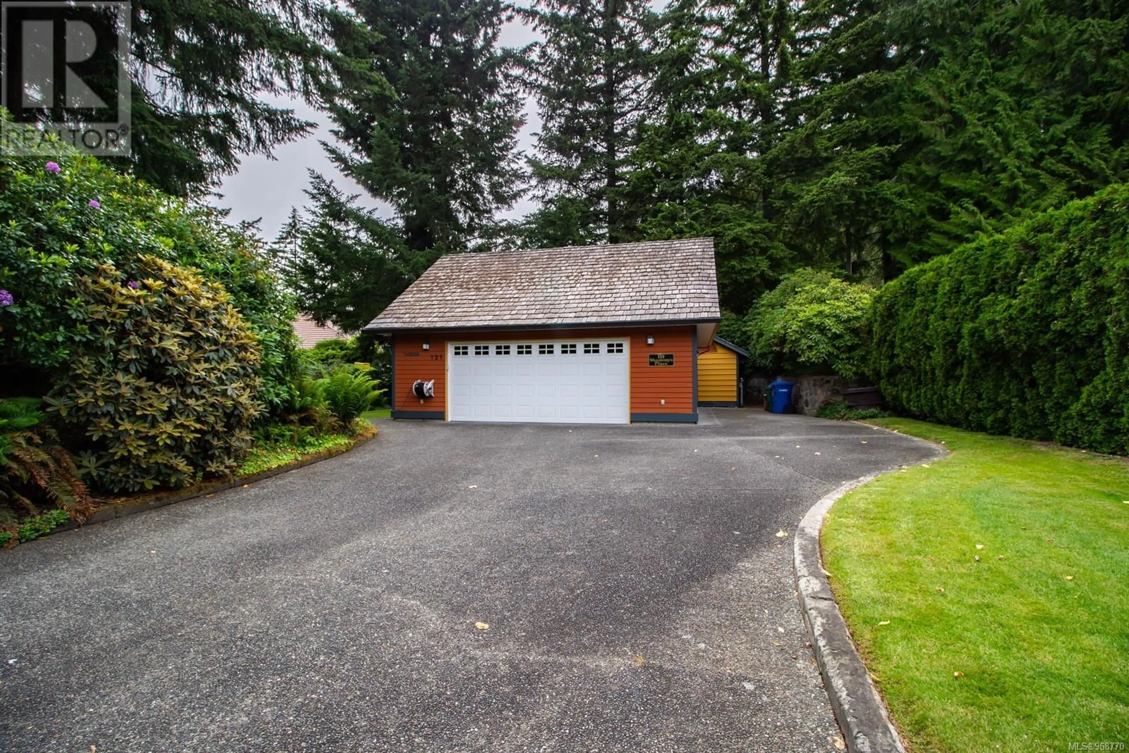 Indoor garage for 121 Shammys Pl, Nanaimo British Columbia V9T4G9