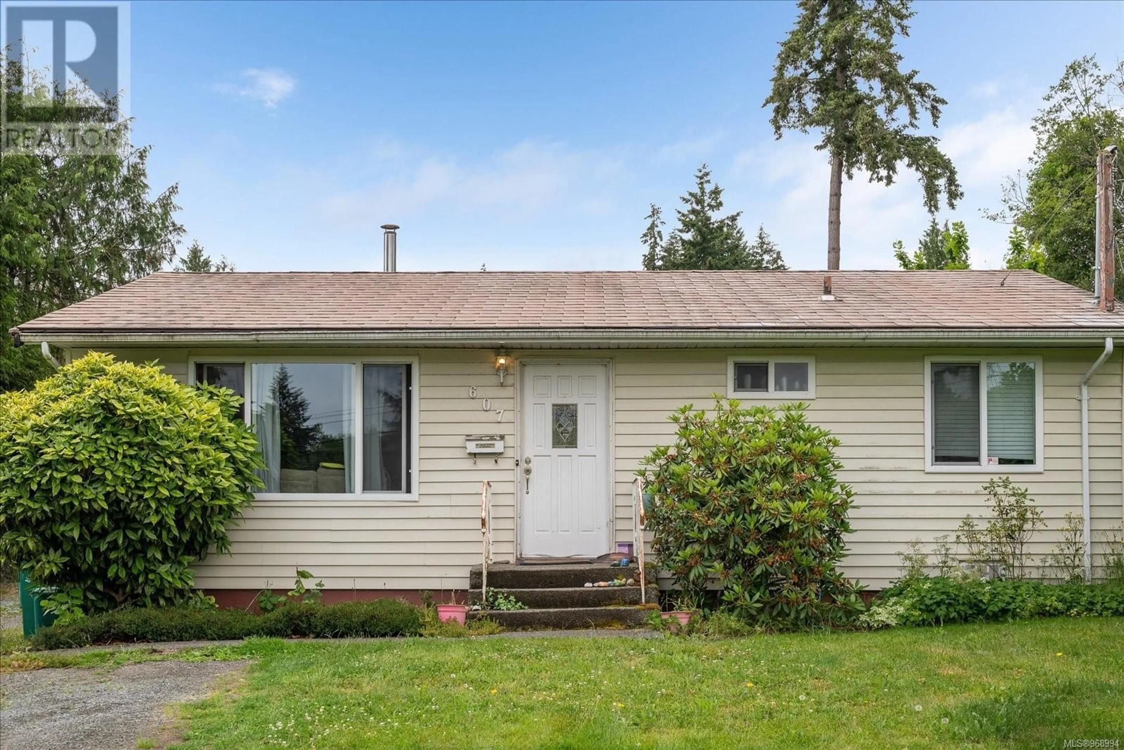 Frontside or backside of a home for 607 Seventh St, Nanaimo British Columbia V9R5M7