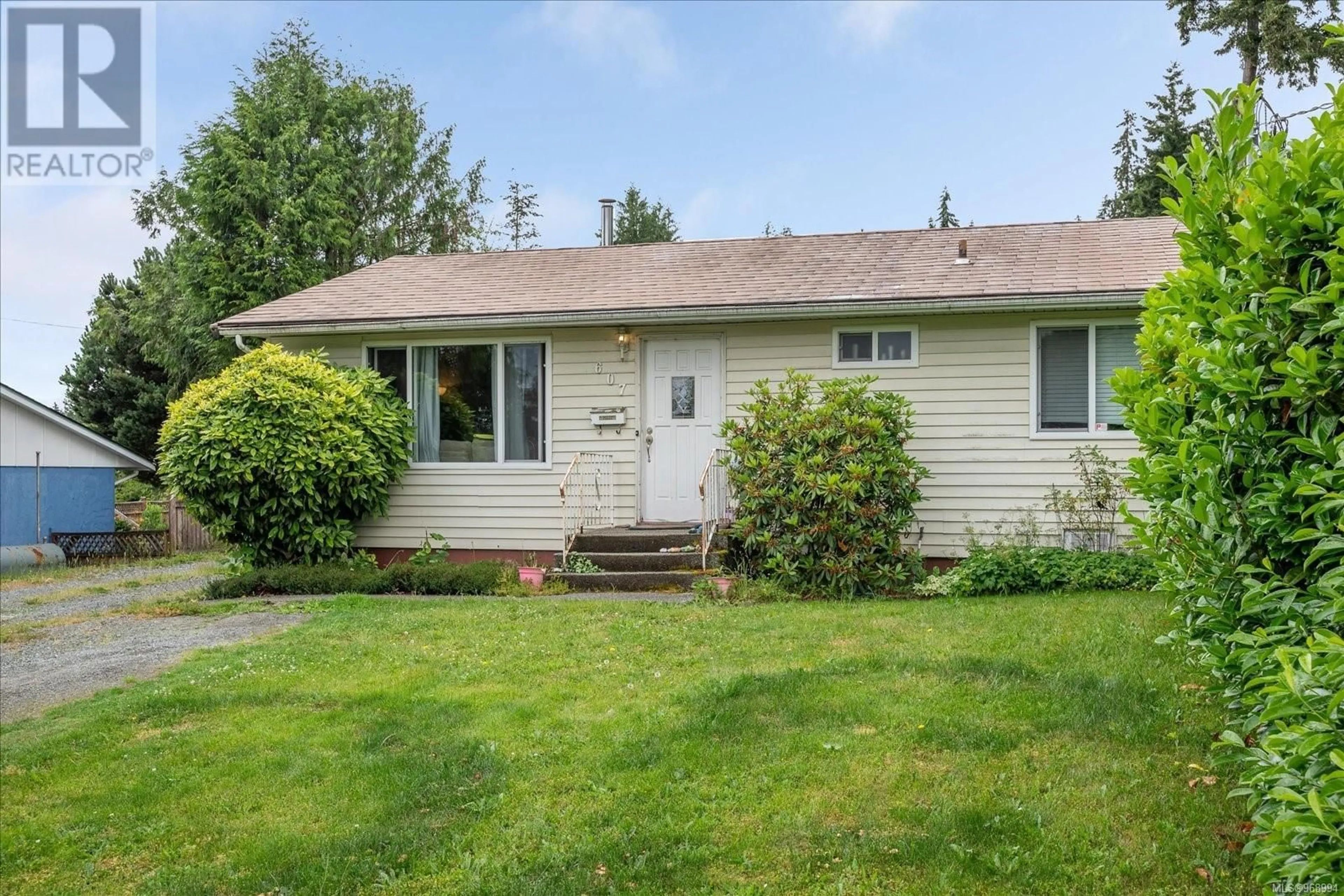 Frontside or backside of a home for 607 Seventh St, Nanaimo British Columbia V9R5M7