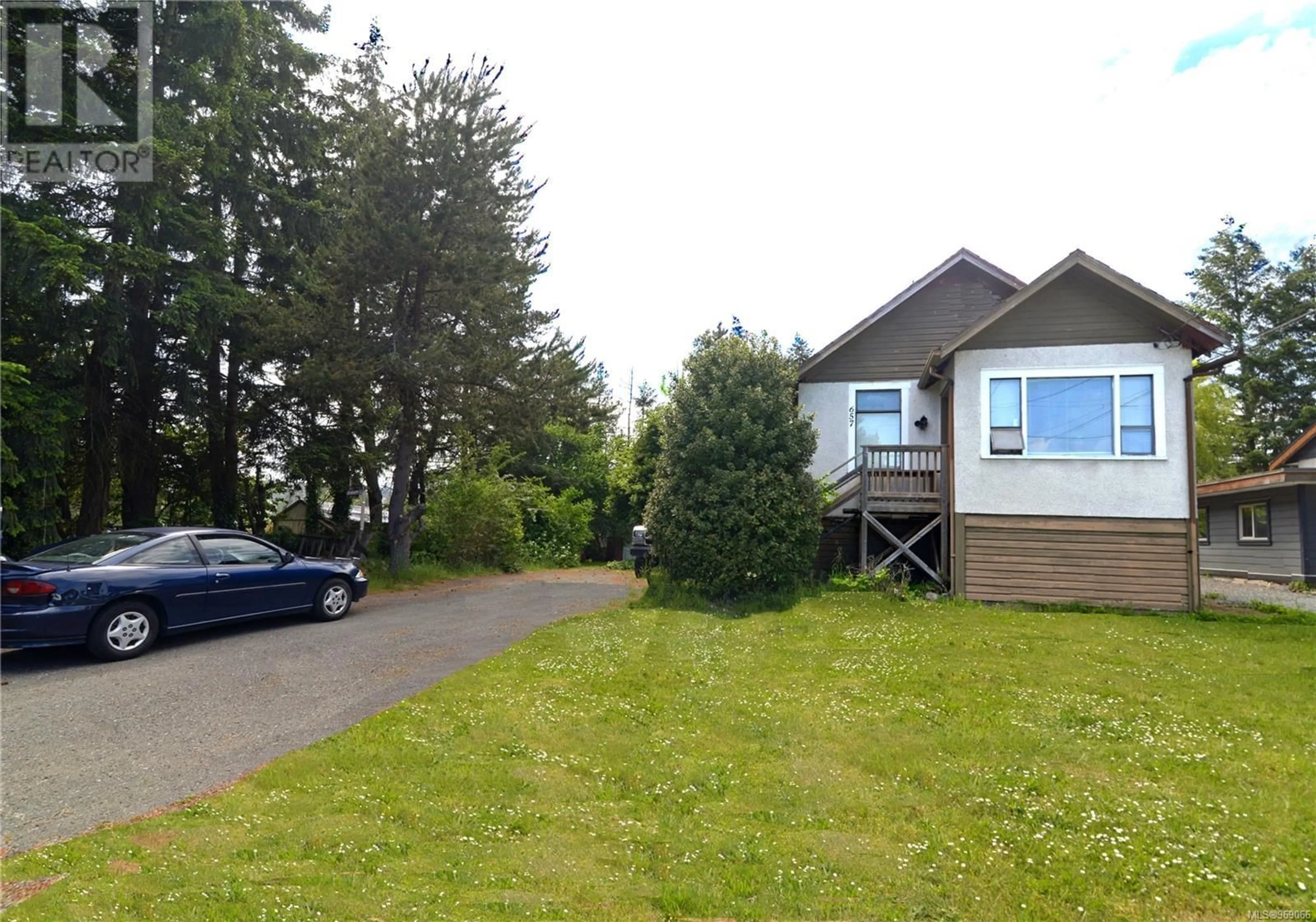 A pic from outside/outdoor area/front of a property/back of a property/a pic from drone, street for 657 Hamilton Ave, Nanaimo British Columbia V9R4G5