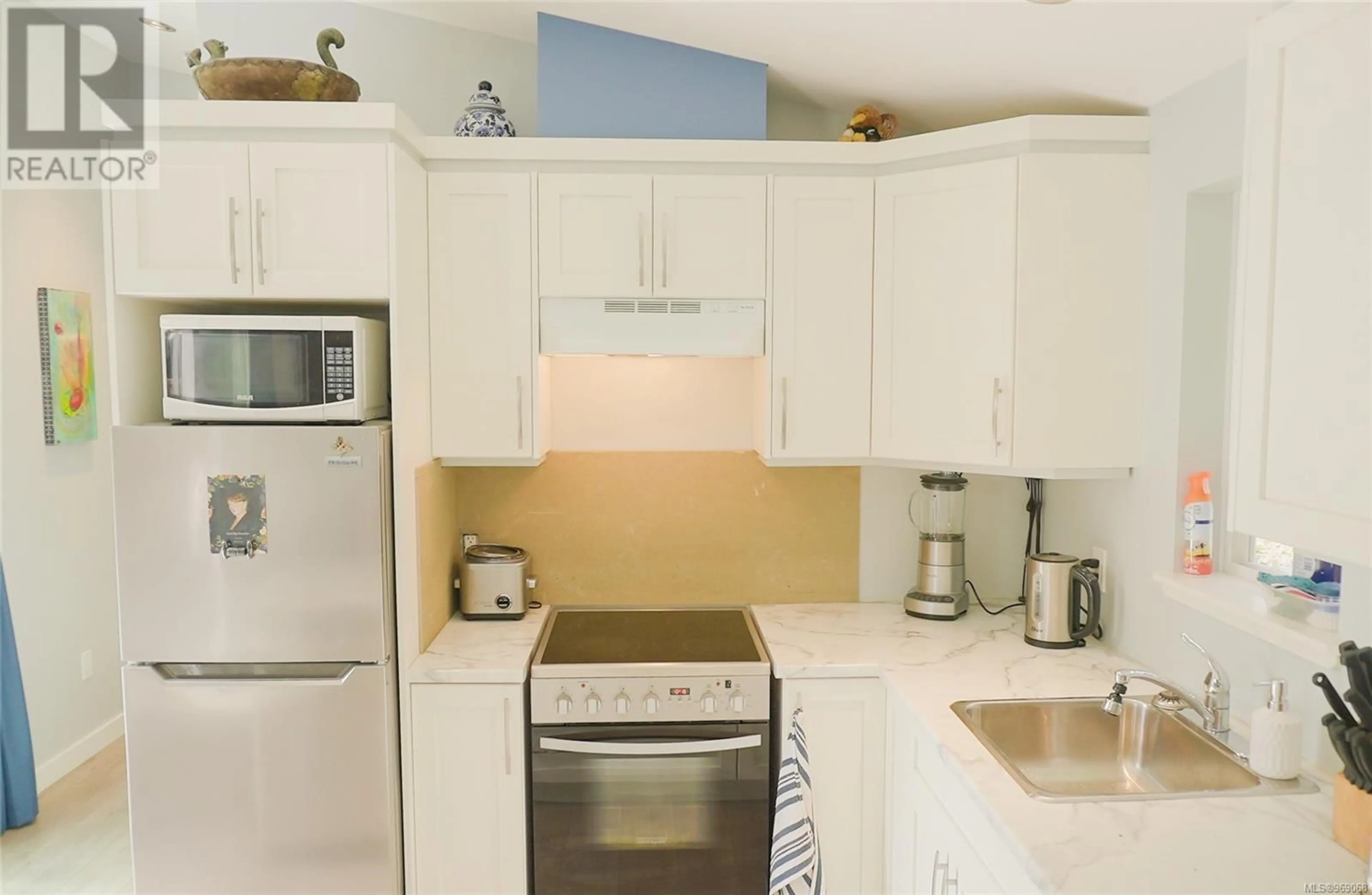 Standard kitchen for 27111 Schooner Way, Pender Island British Columbia V0N2M2