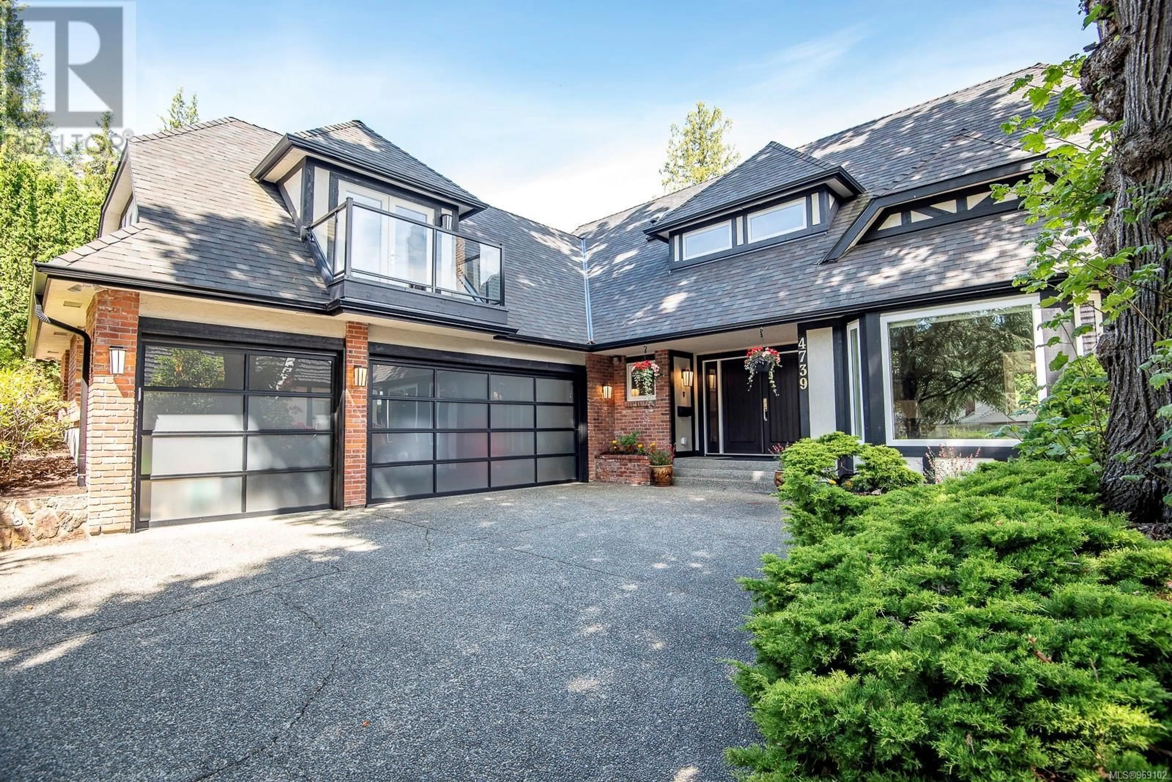 Home with brick exterior material for 4739 Amblewood Dr, Saanich British Columbia V8Y2S2