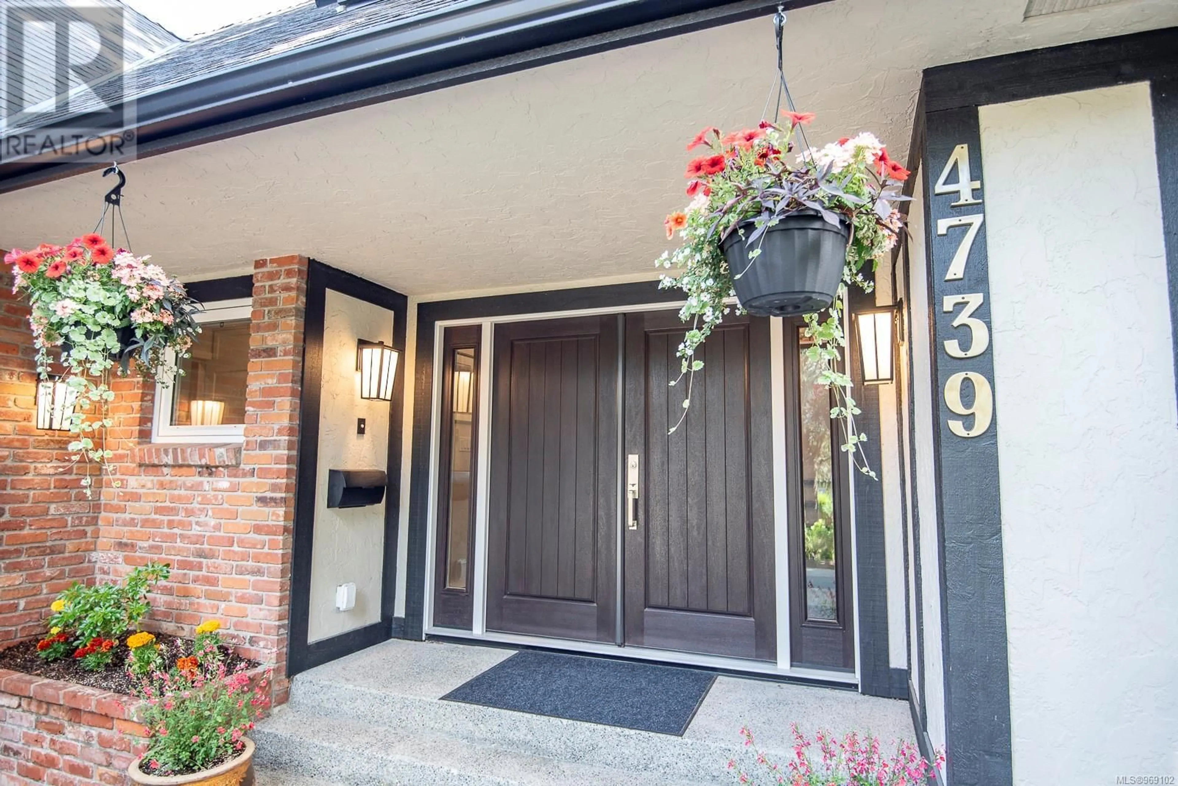 Indoor entryway for 4739 Amblewood Dr, Saanich British Columbia V8Y2S2