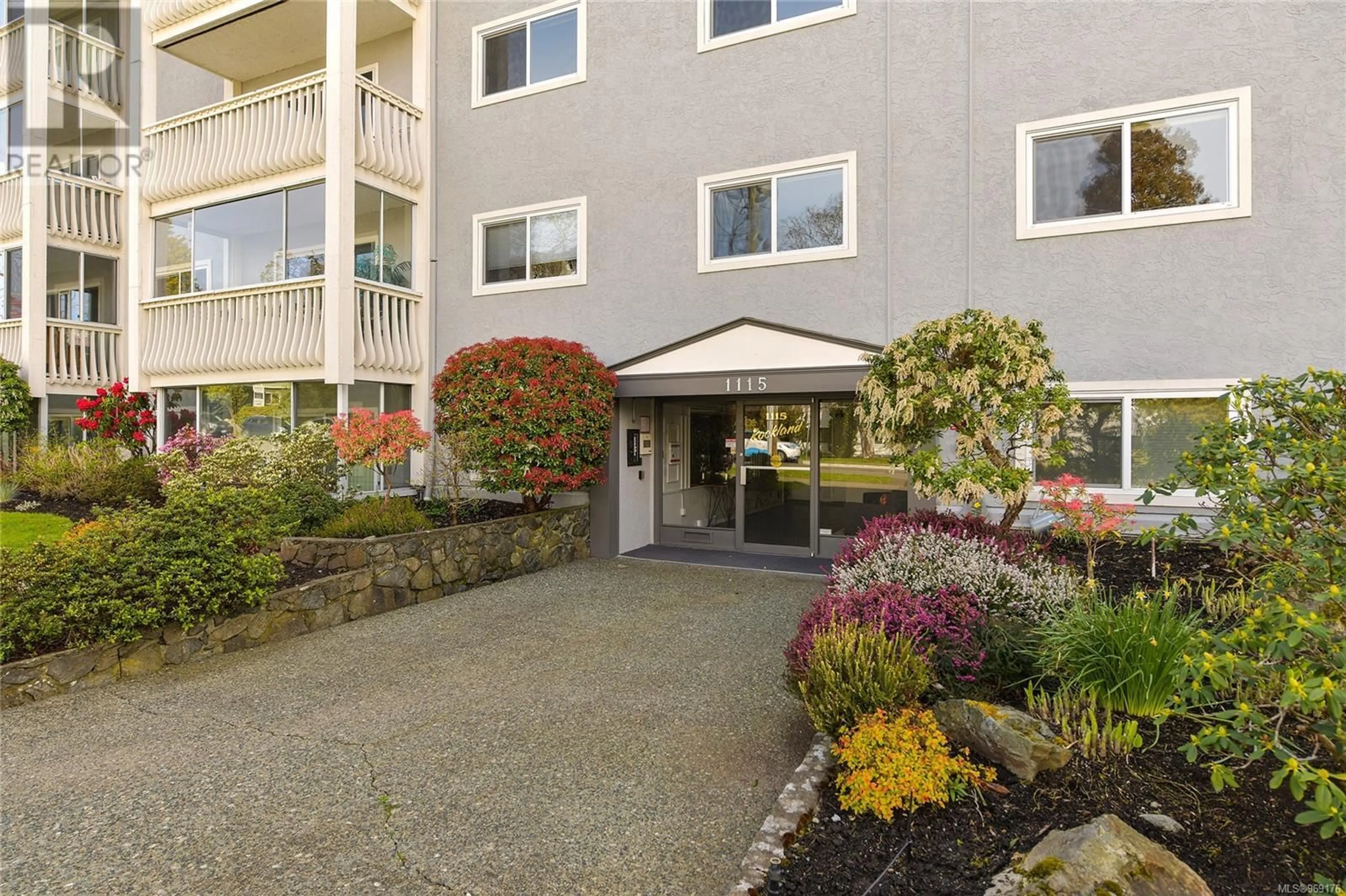 A pic from exterior of the house or condo for 401 1115 Rockland Ave, Victoria British Columbia V8V3H8