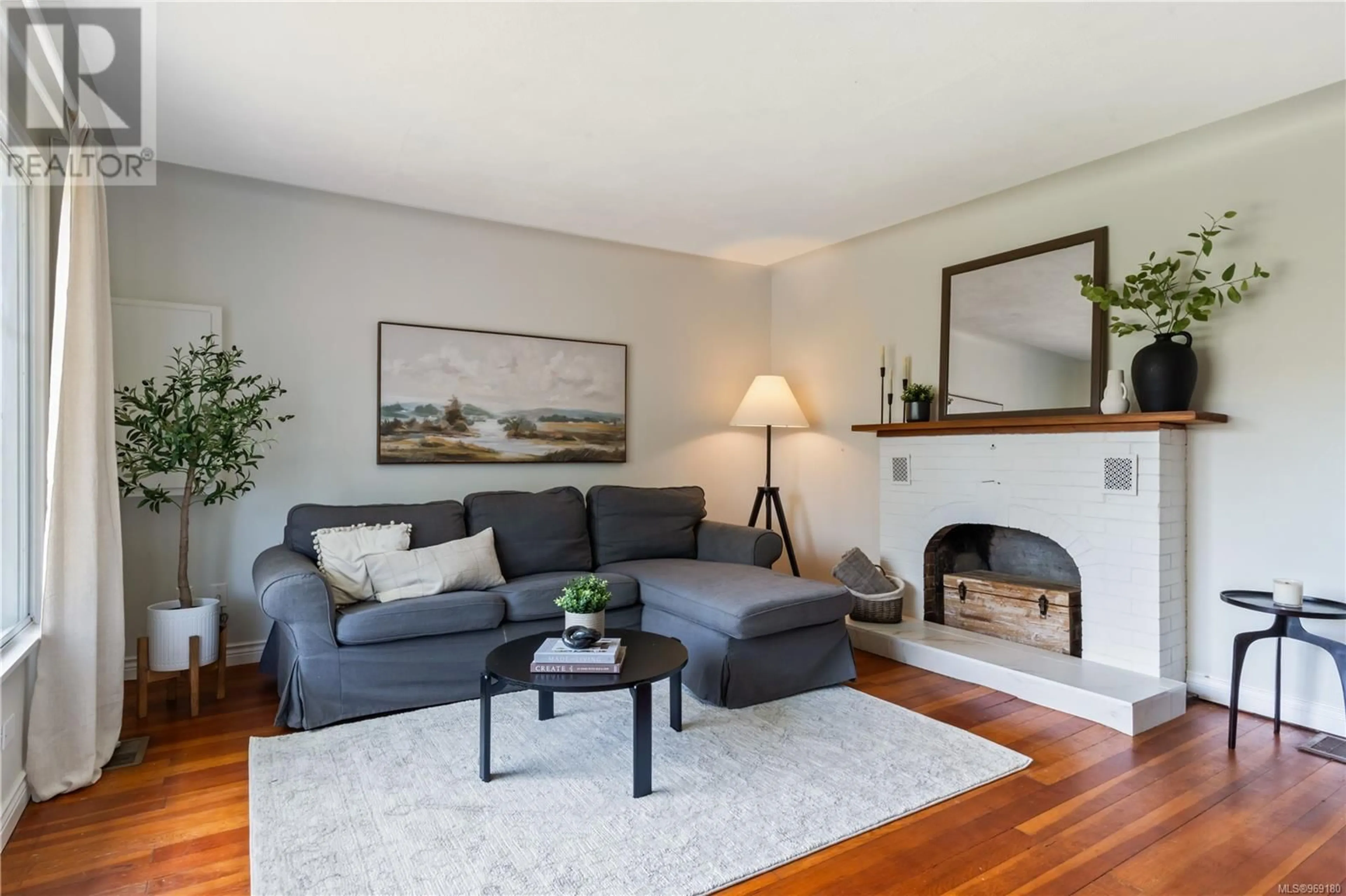 Living room for 81 Regina Ave, Saanich British Columbia V8Z1J2