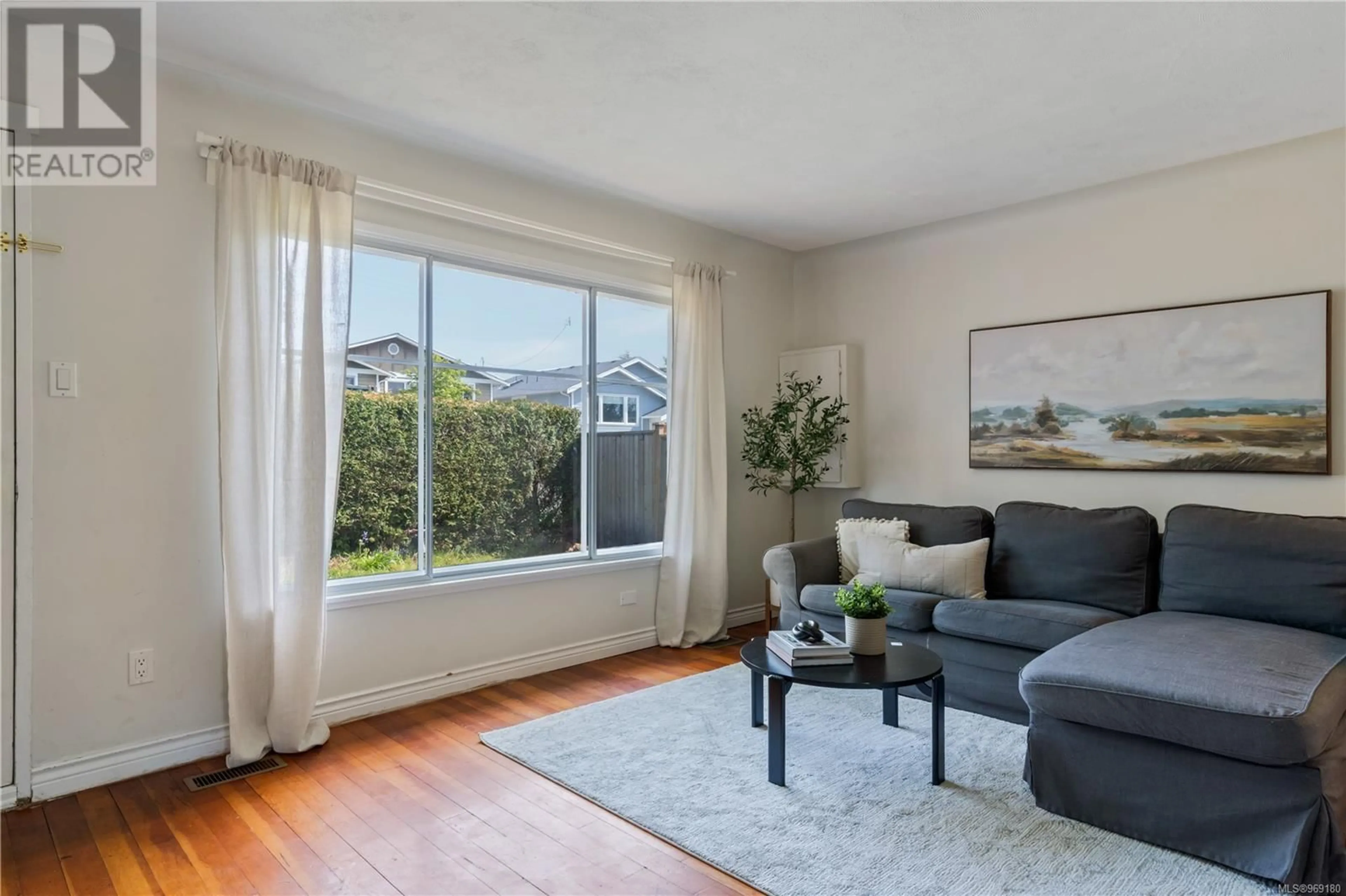 Living room for 81 Regina Ave, Saanich British Columbia V8Z1J2