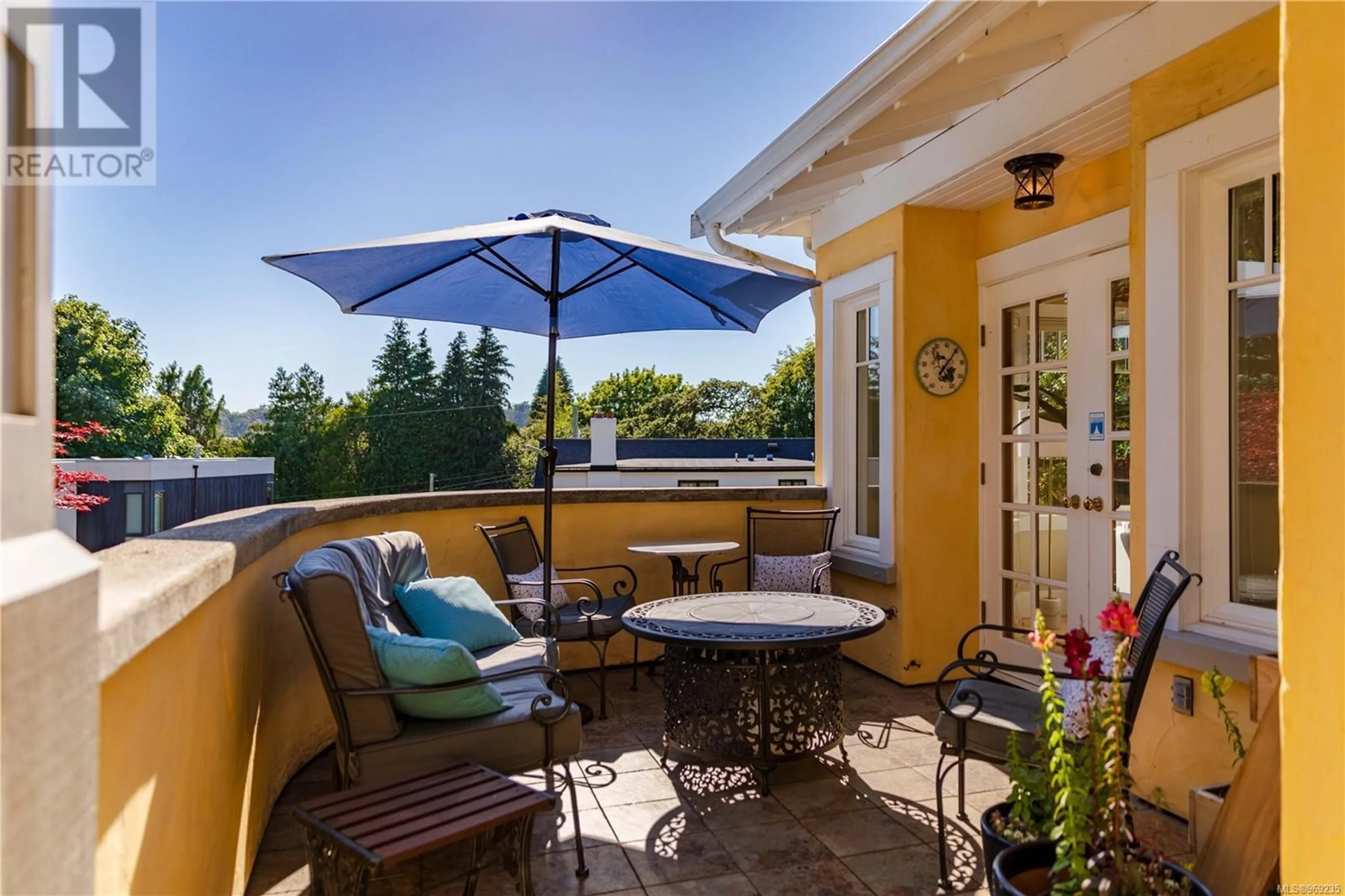 Patio for 525 Transit Rd, Oak Bay British Columbia V8S4Z4