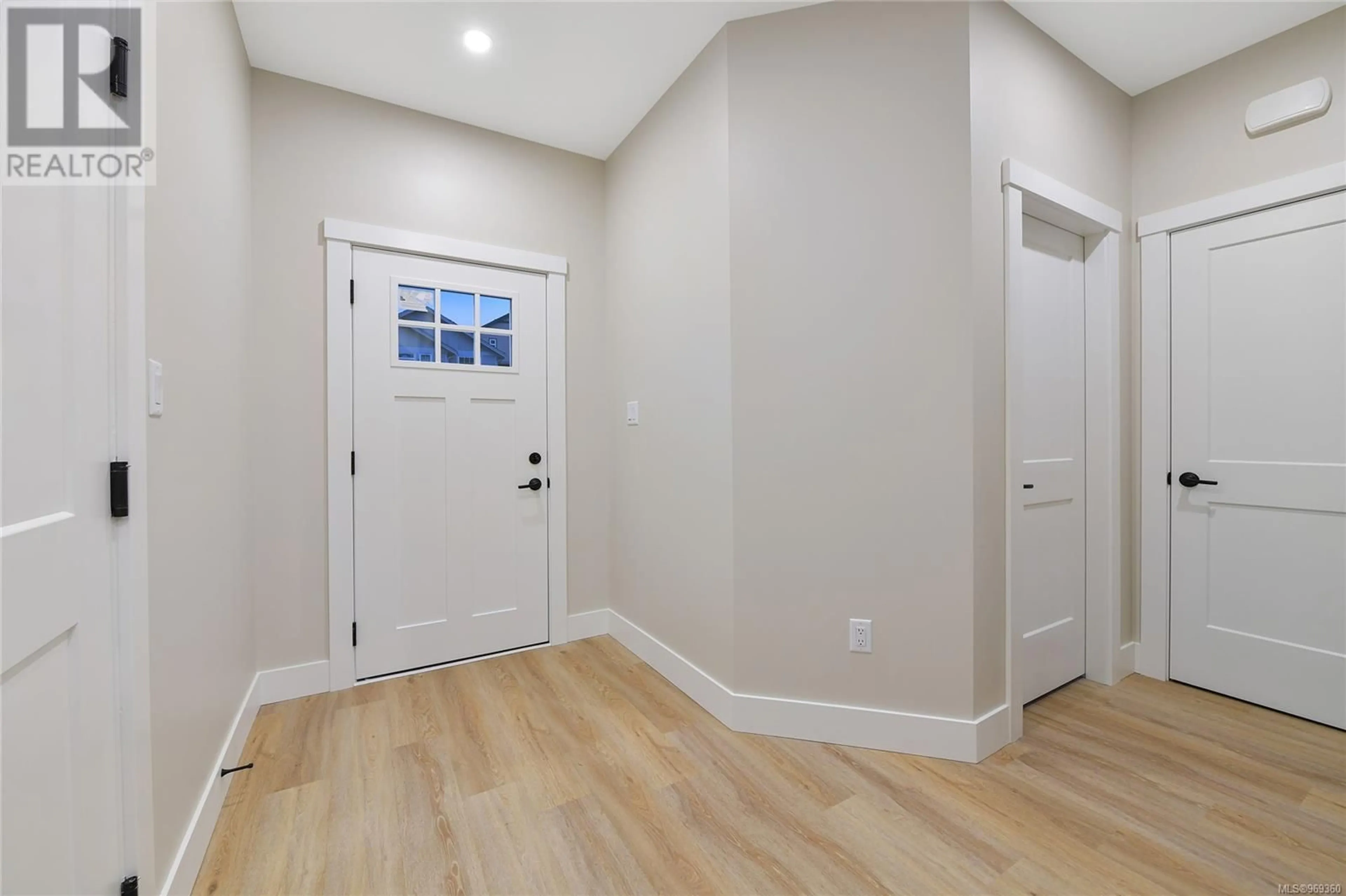 Indoor entryway for 2104 LONGSPUR Dr, Langford British Columbia V9B0E7