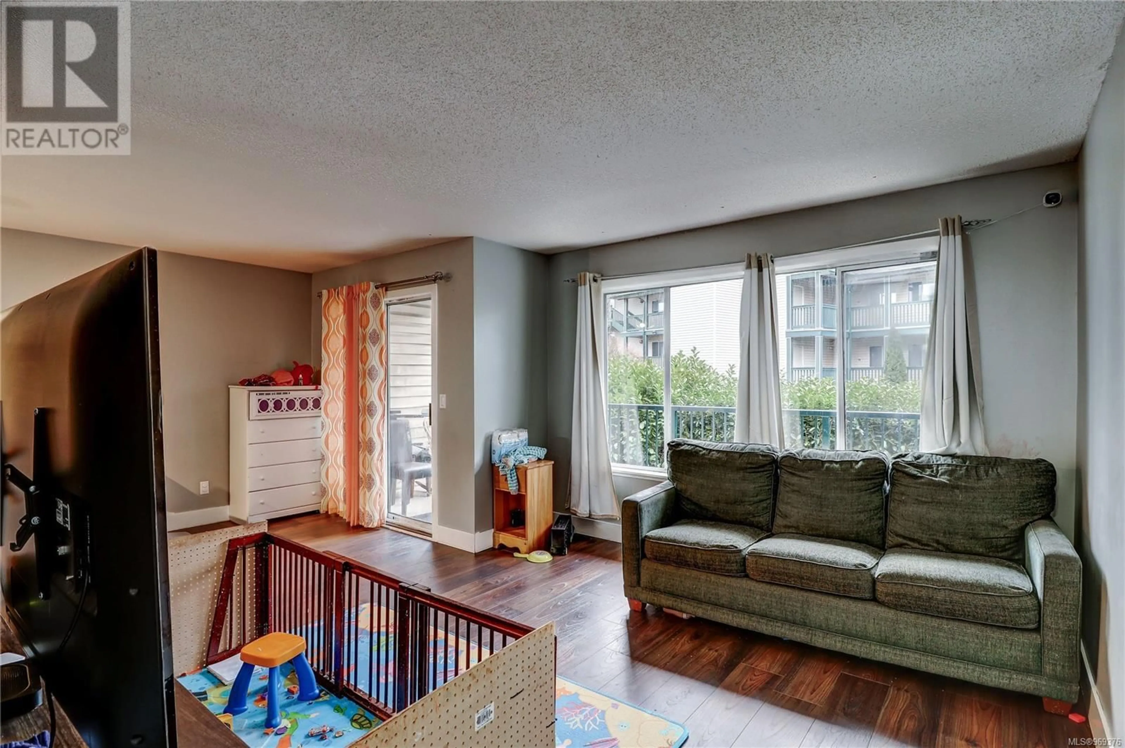 Living room, wood floors for 204 1908 Bowen Rd, Nanaimo British Columbia V9S5S6