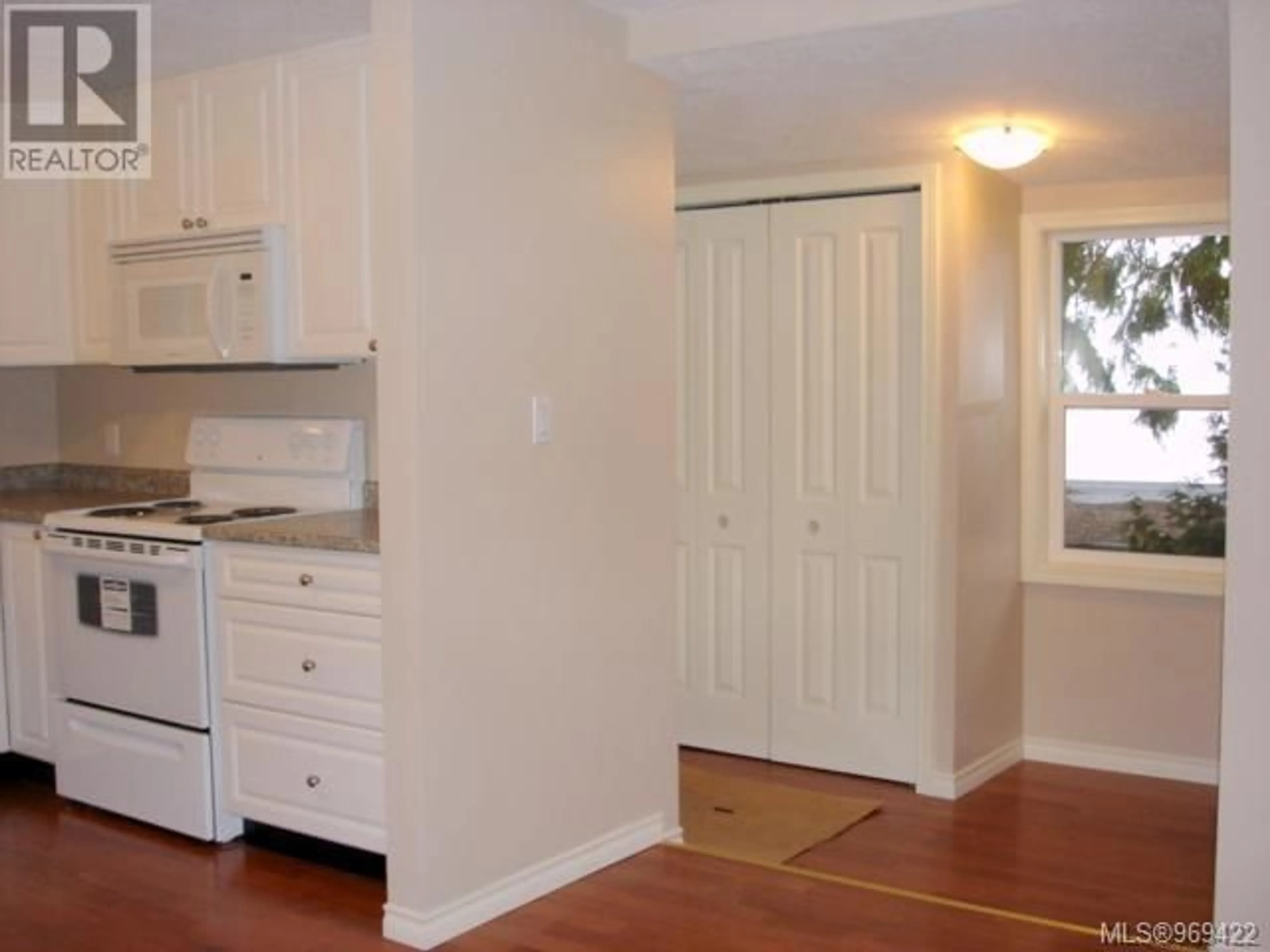 Standard kitchen, wood floors, cottage for 6 8177 West Coast Rd, Sooke British Columbia V9Z1E2