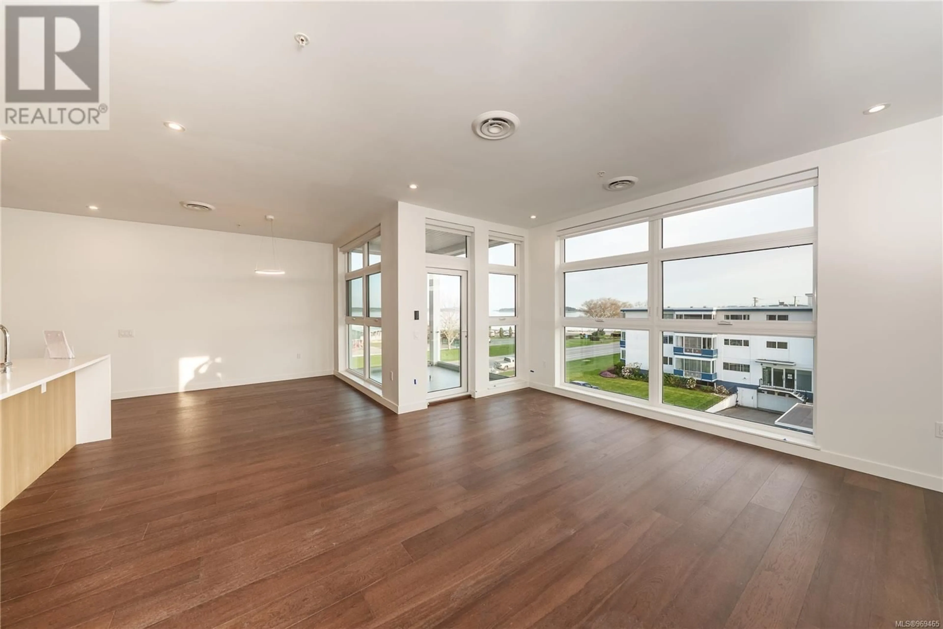 Indoor foyer for 306 - 9570 FIFTH STREET, Sidney British Columbia V8L2W5