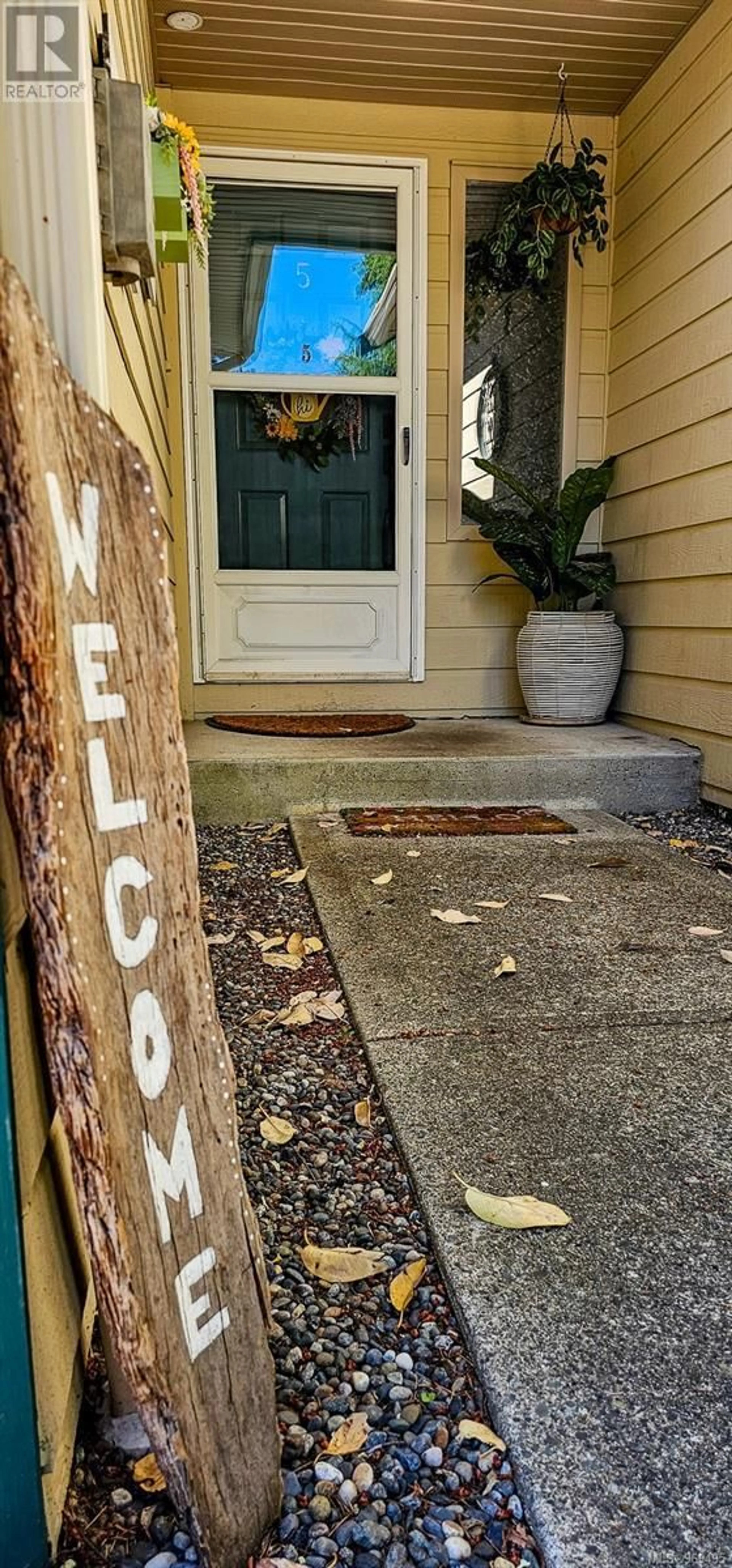 Indoor entryway for 5 4271 Wellington Rd, Nanaimo British Columbia V9T2H2