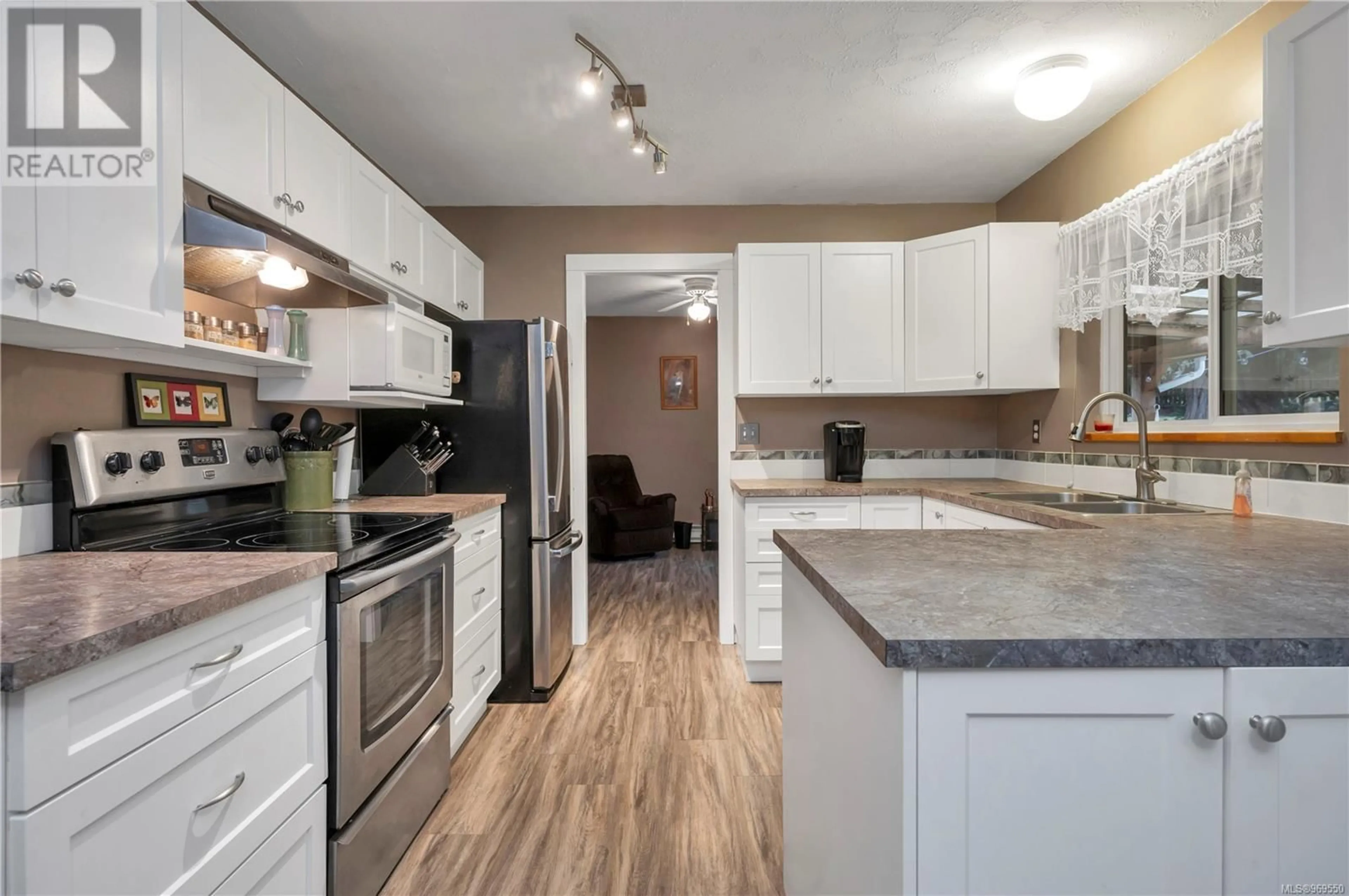 Standard kitchen for 4199 Enquist Rd, Campbell River British Columbia V9H1A6