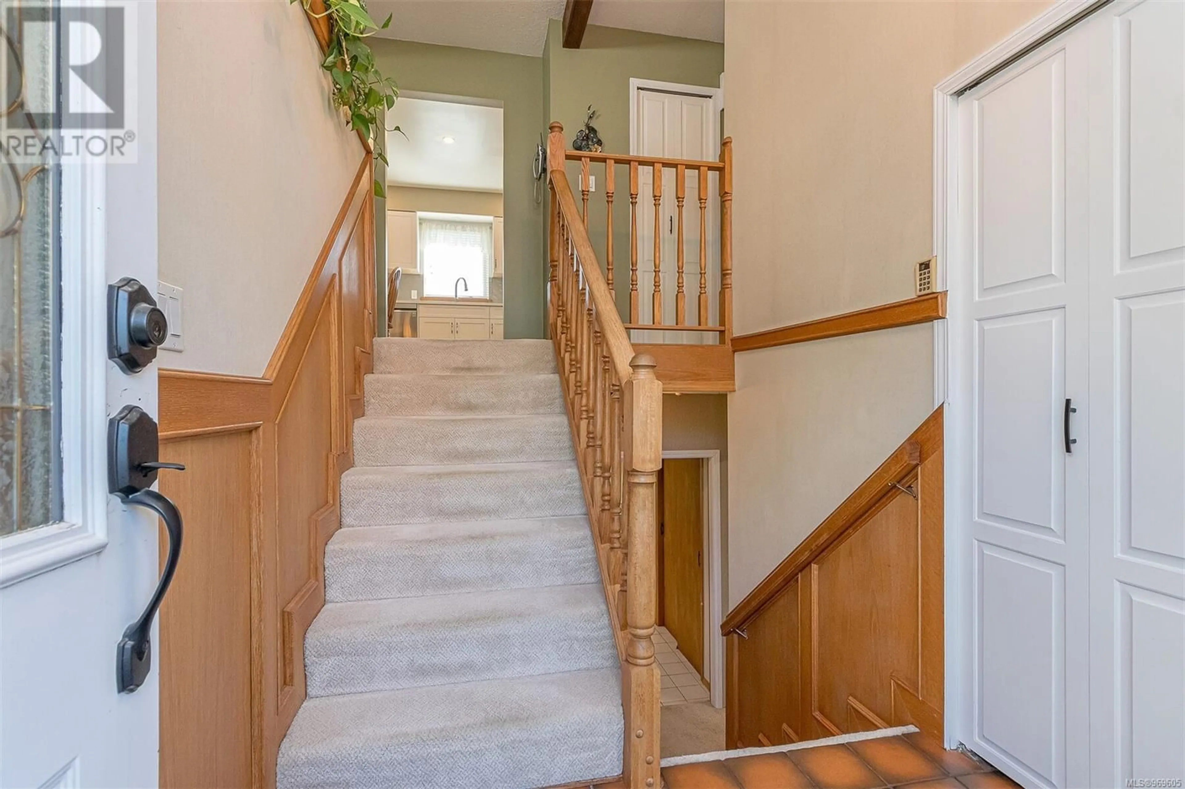 Indoor foyer, wood floors for 6627 Lakes Rd, Duncan British Columbia V9L5V9