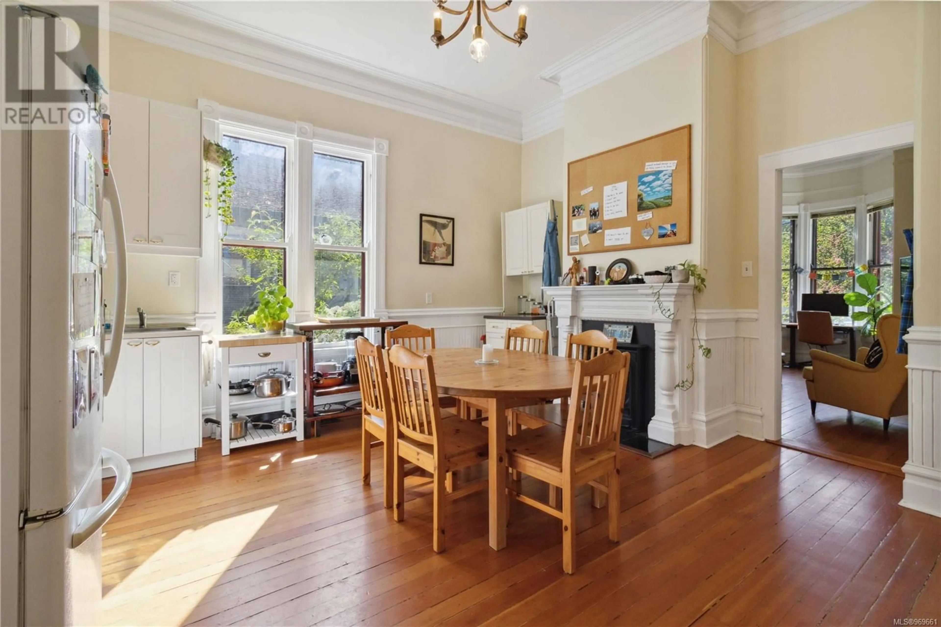 Dining room for 149 Rendall St, Victoria British Columbia V8V2E3