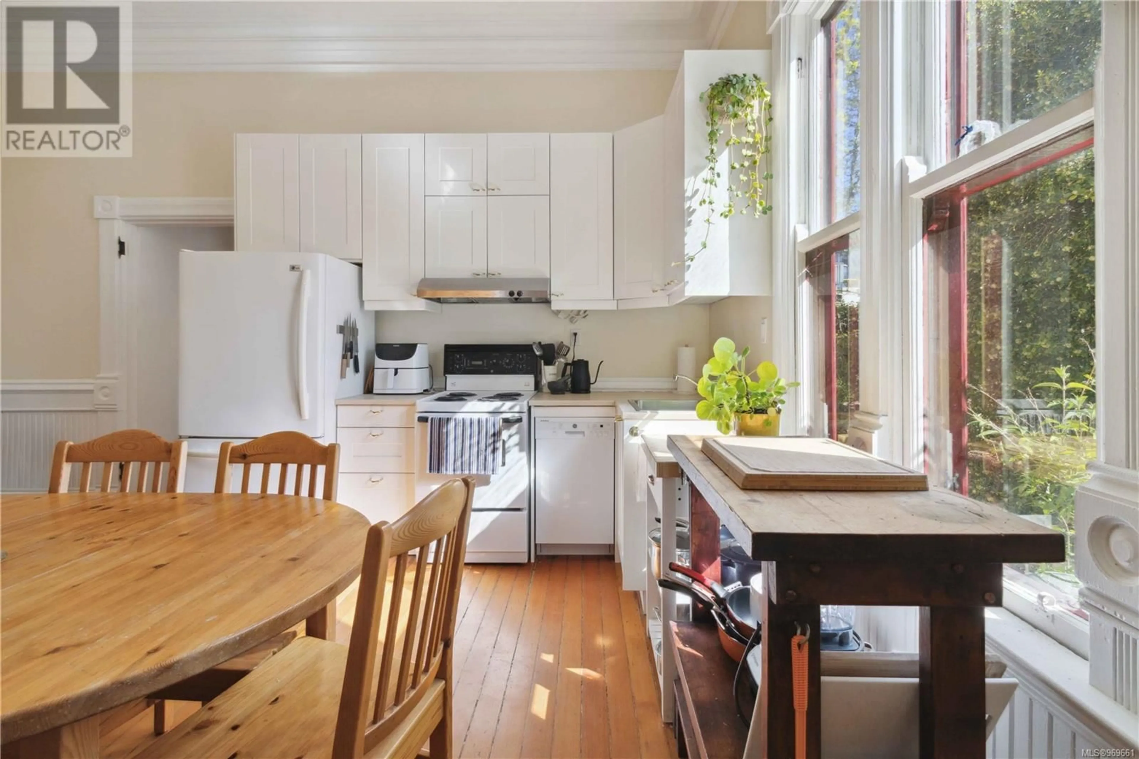 Kitchen for 149 Rendall St, Victoria British Columbia V8V2E3