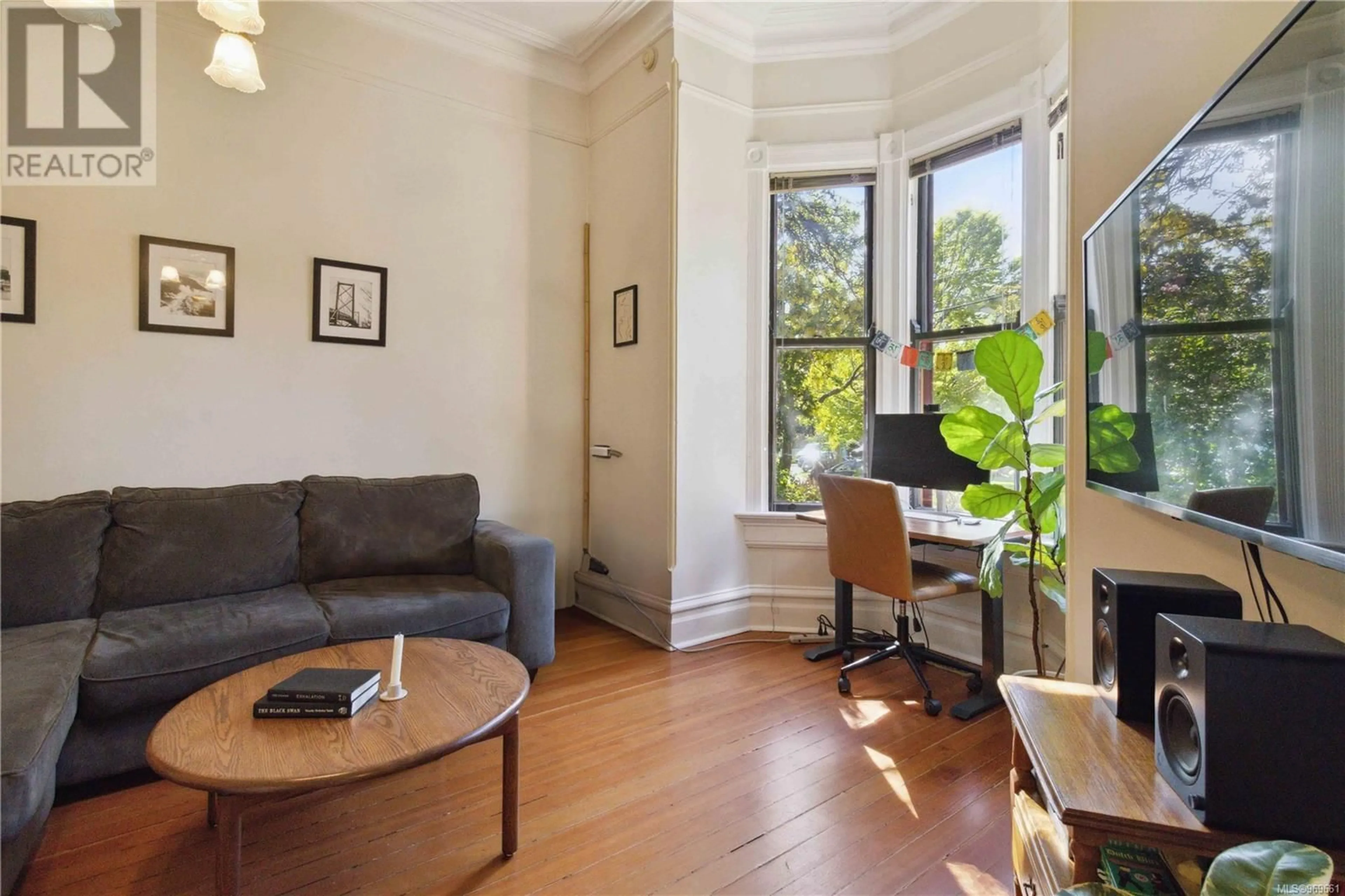 Living room for 149 Rendall St, Victoria British Columbia V8V2E3