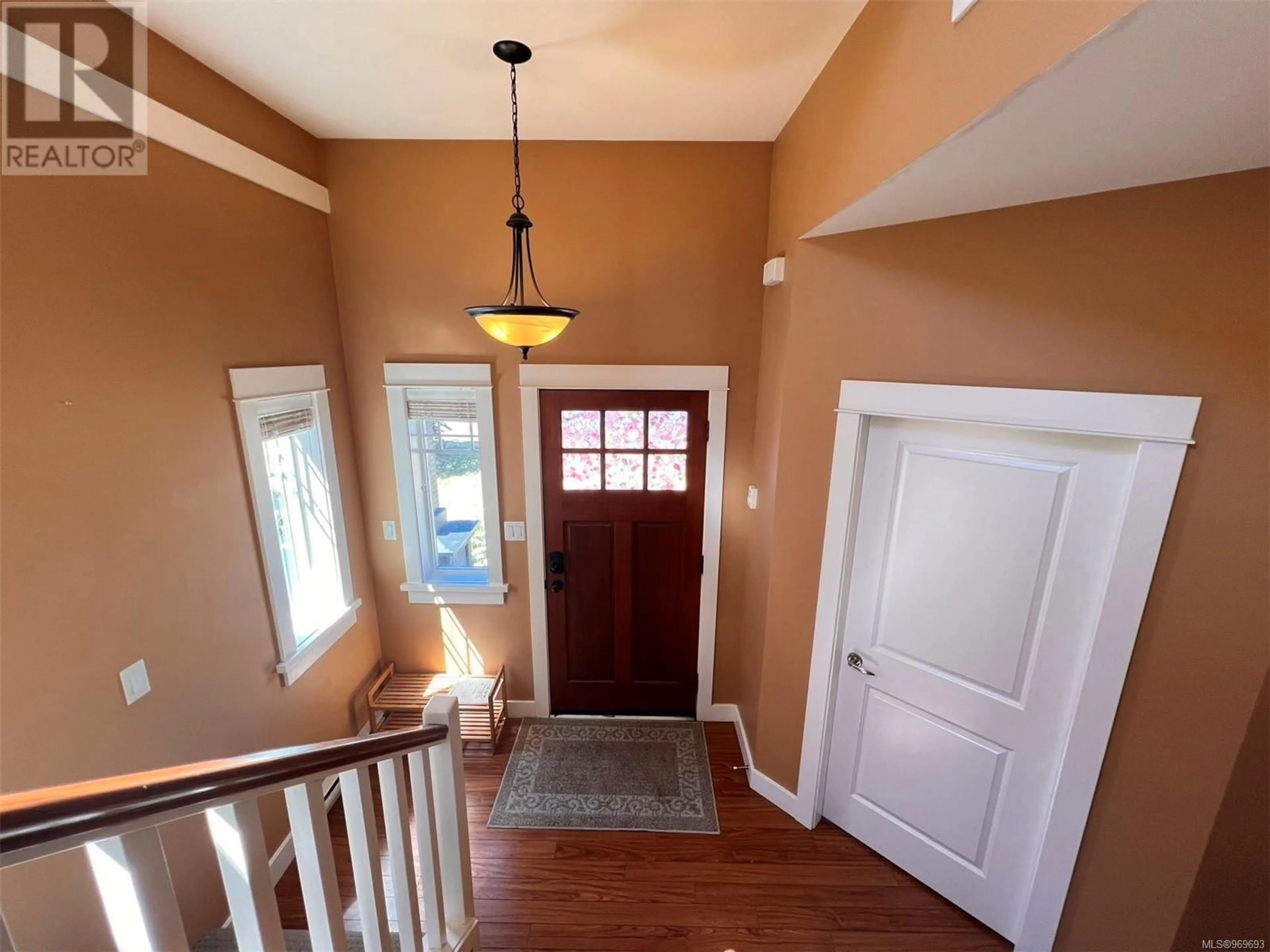 Indoor entryway for 4077 Copperridge Lane, Saanich British Columbia V8Z0B3