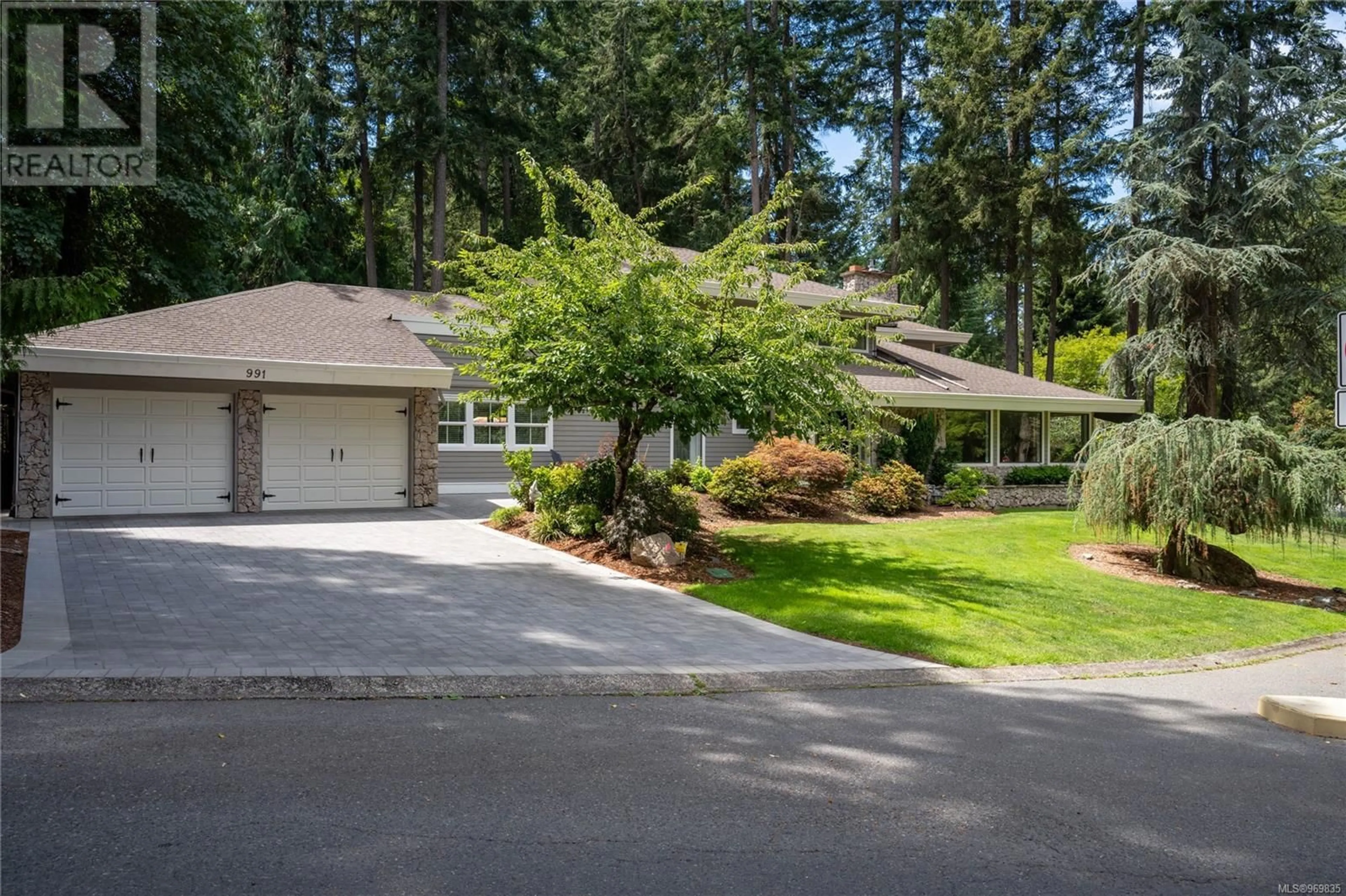 Frontside or backside of a home for 991 Lohbrunner Rd W, Saanich British Columbia V8X4K4