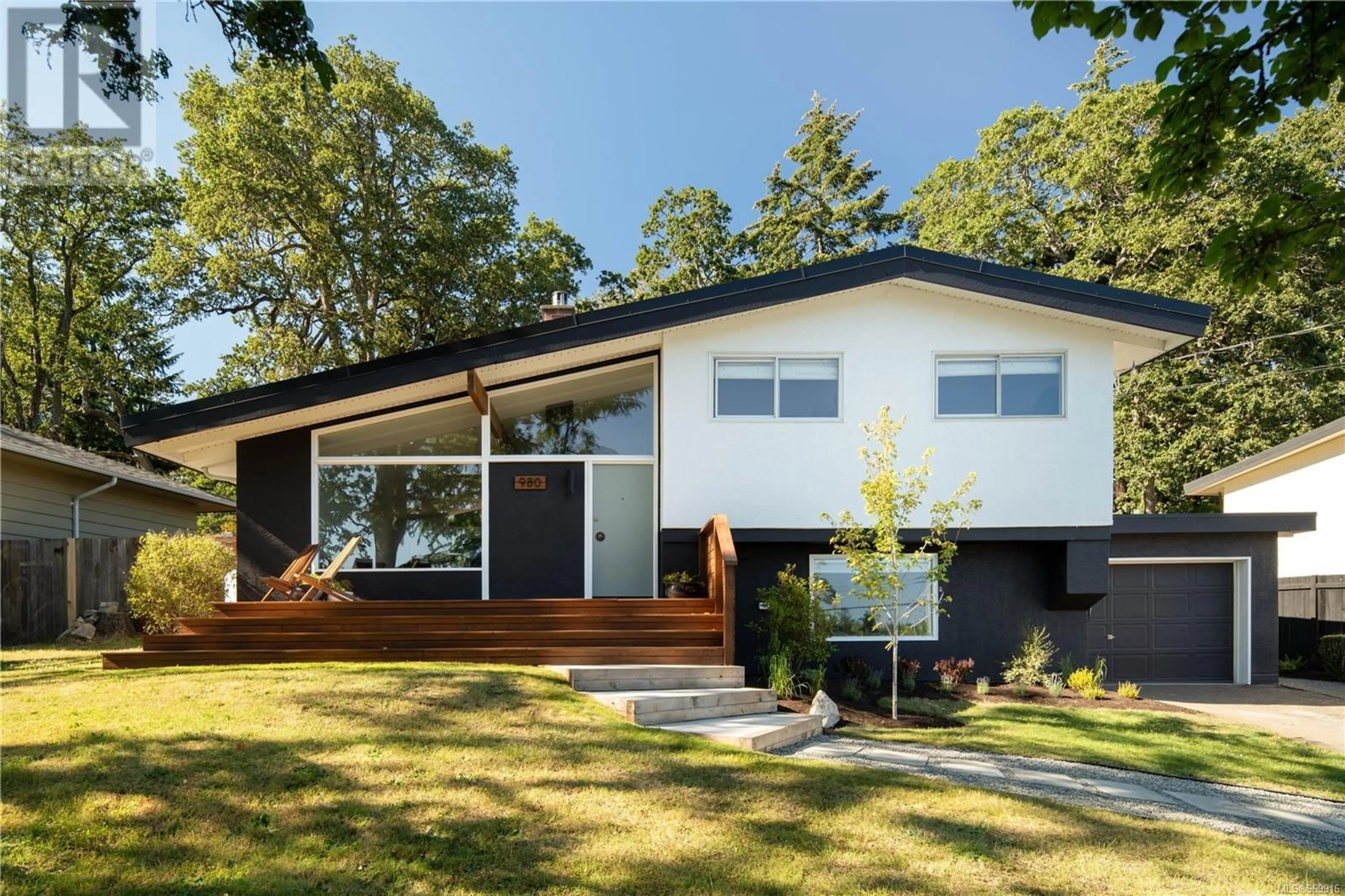 Home with vinyl exterior material for 980 Greenridge Cres, Saanich British Columbia V8X3B9