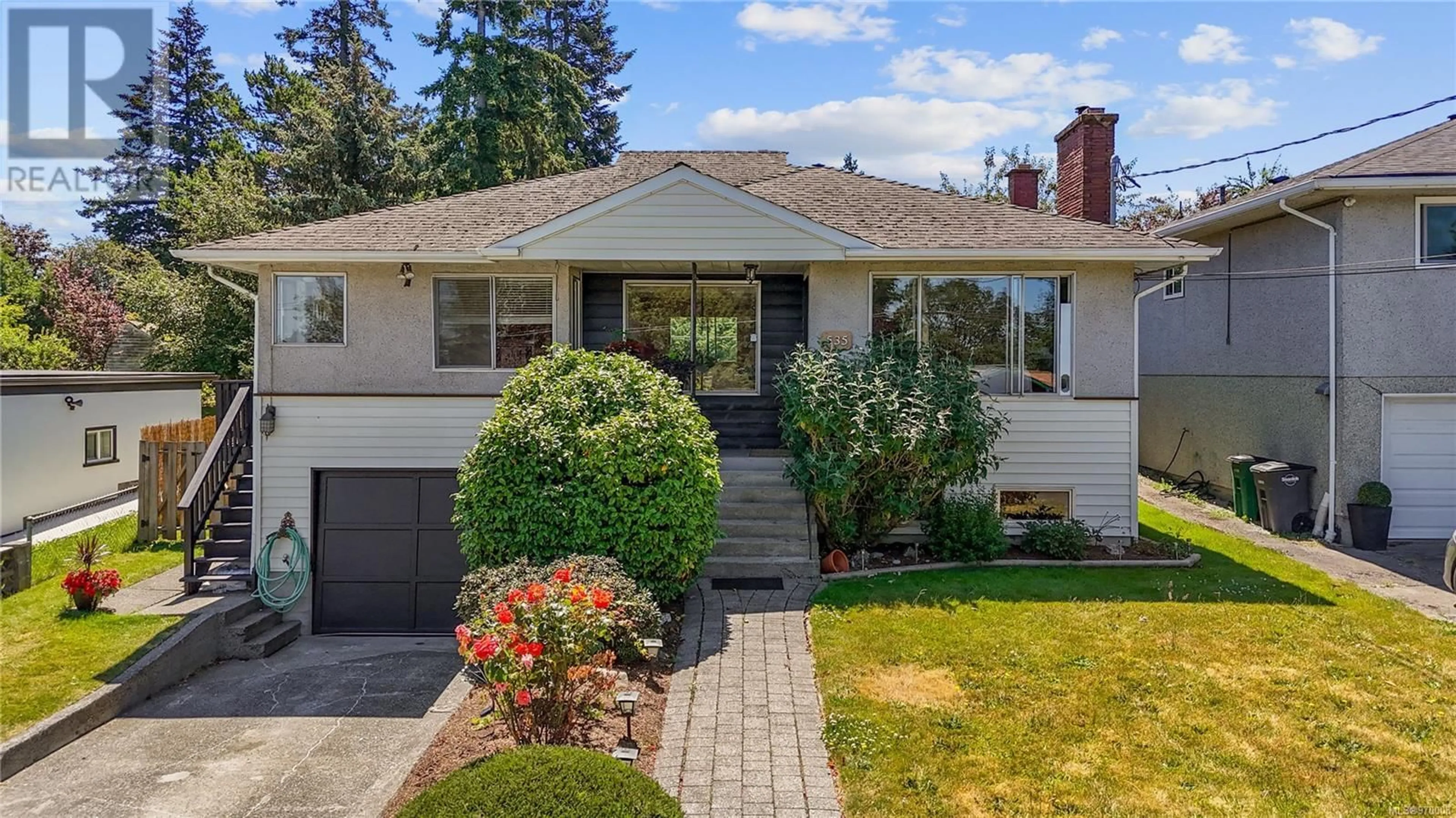 Frontside or backside of a home for 535 Broadway St, Saanich British Columbia V8Z2G1