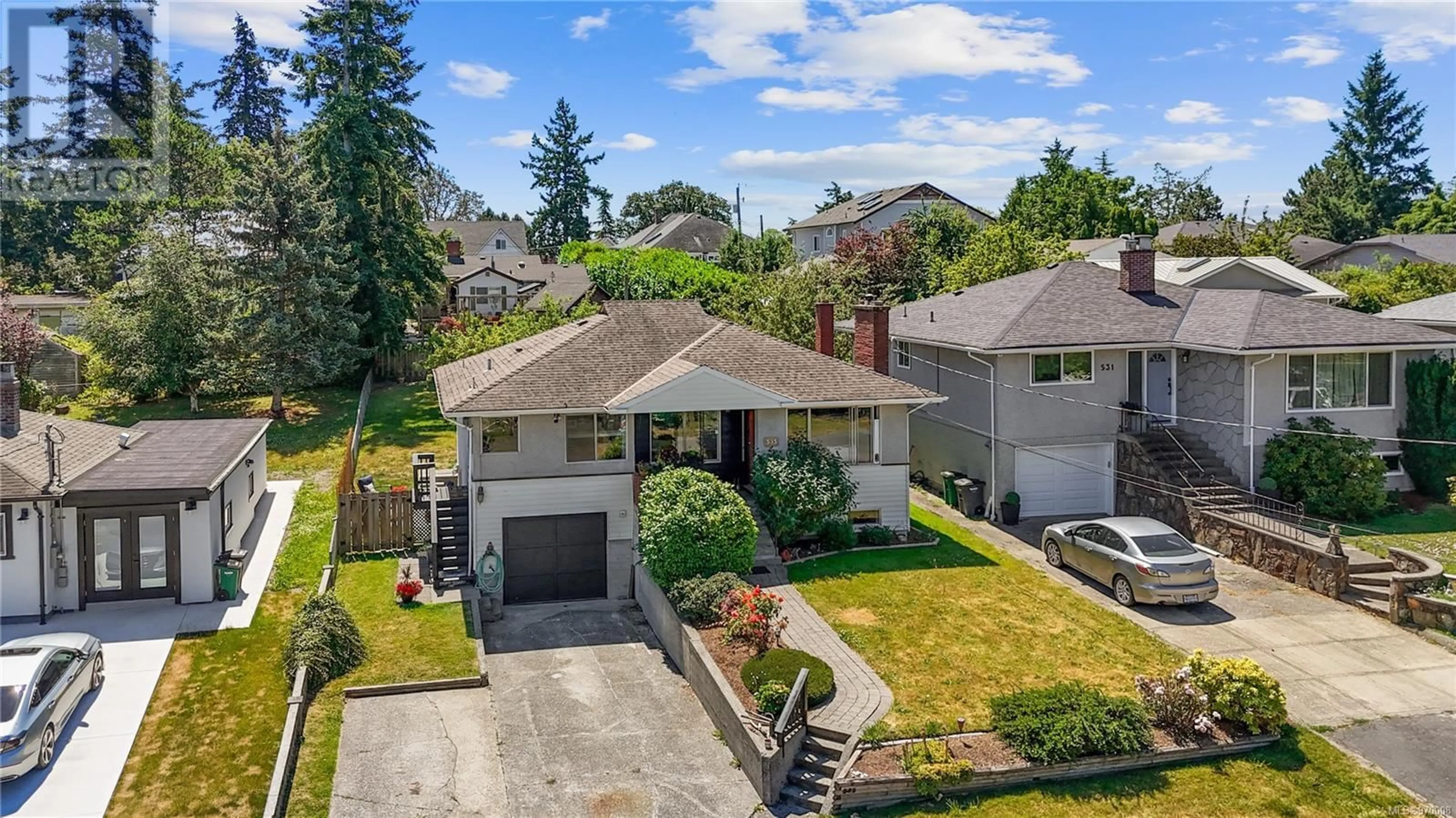 Frontside or backside of a home for 535 Broadway St, Saanich British Columbia V8Z2G1