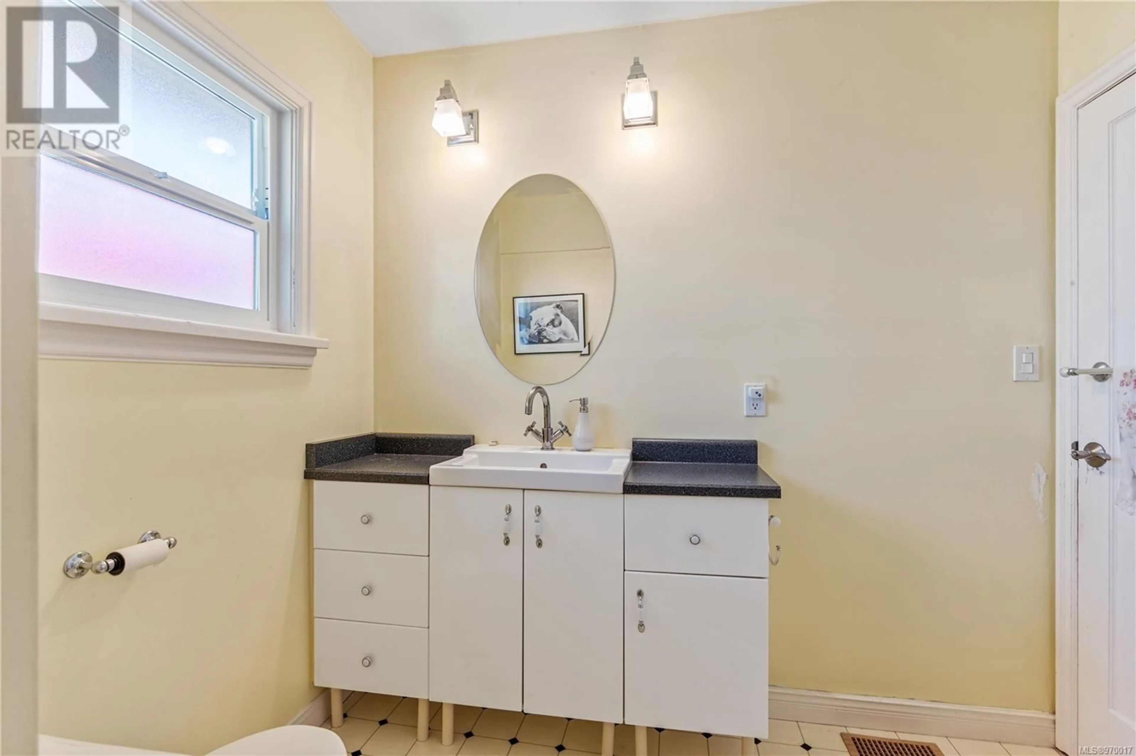 Standard bathroom for 2875 Delatre St, Victoria British Columbia V8T3E1